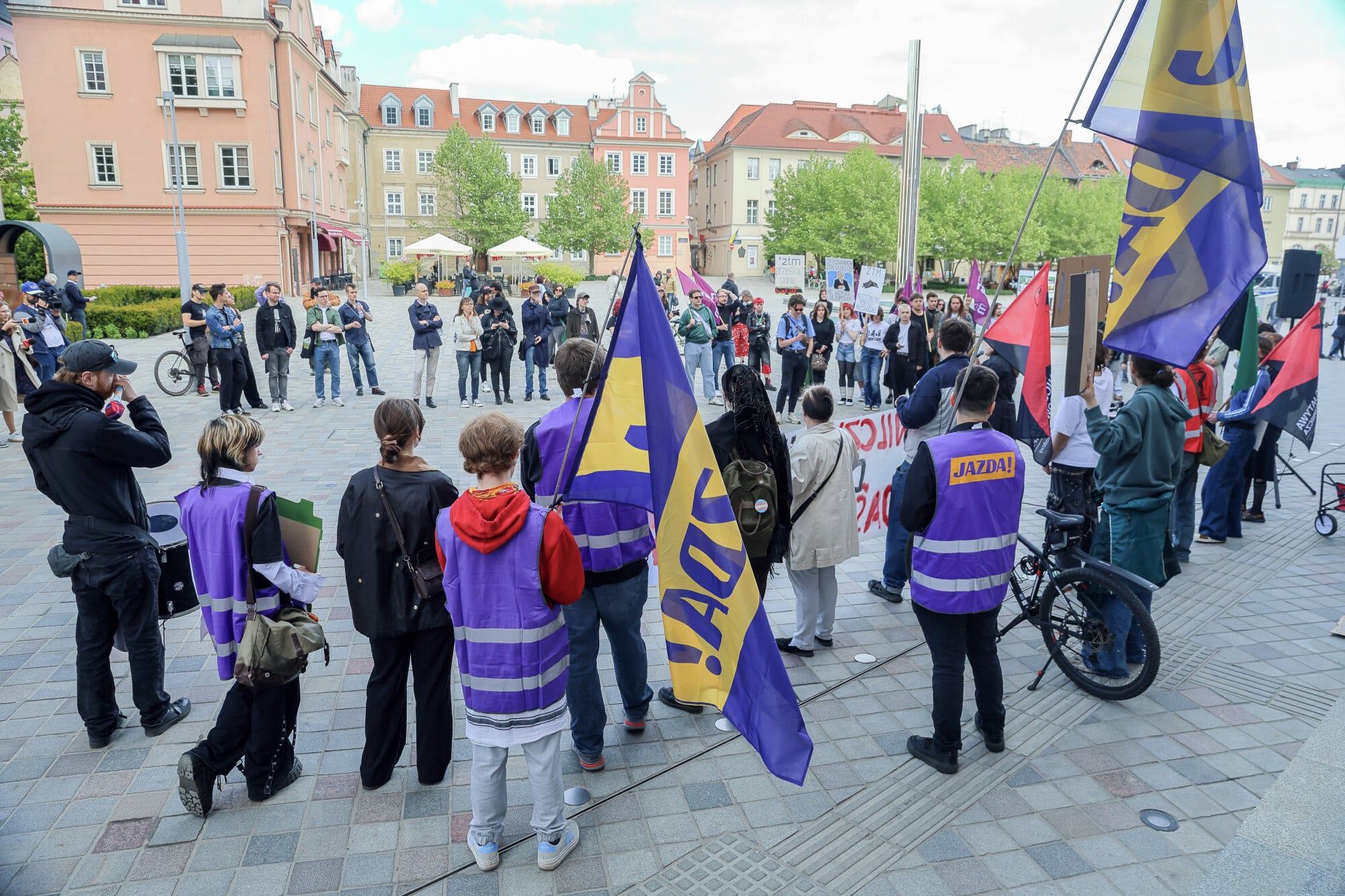 Protest przeciwko drożejącej komunikacji miejskiej w Poznaniu z udziałem aktywistów Jazdy