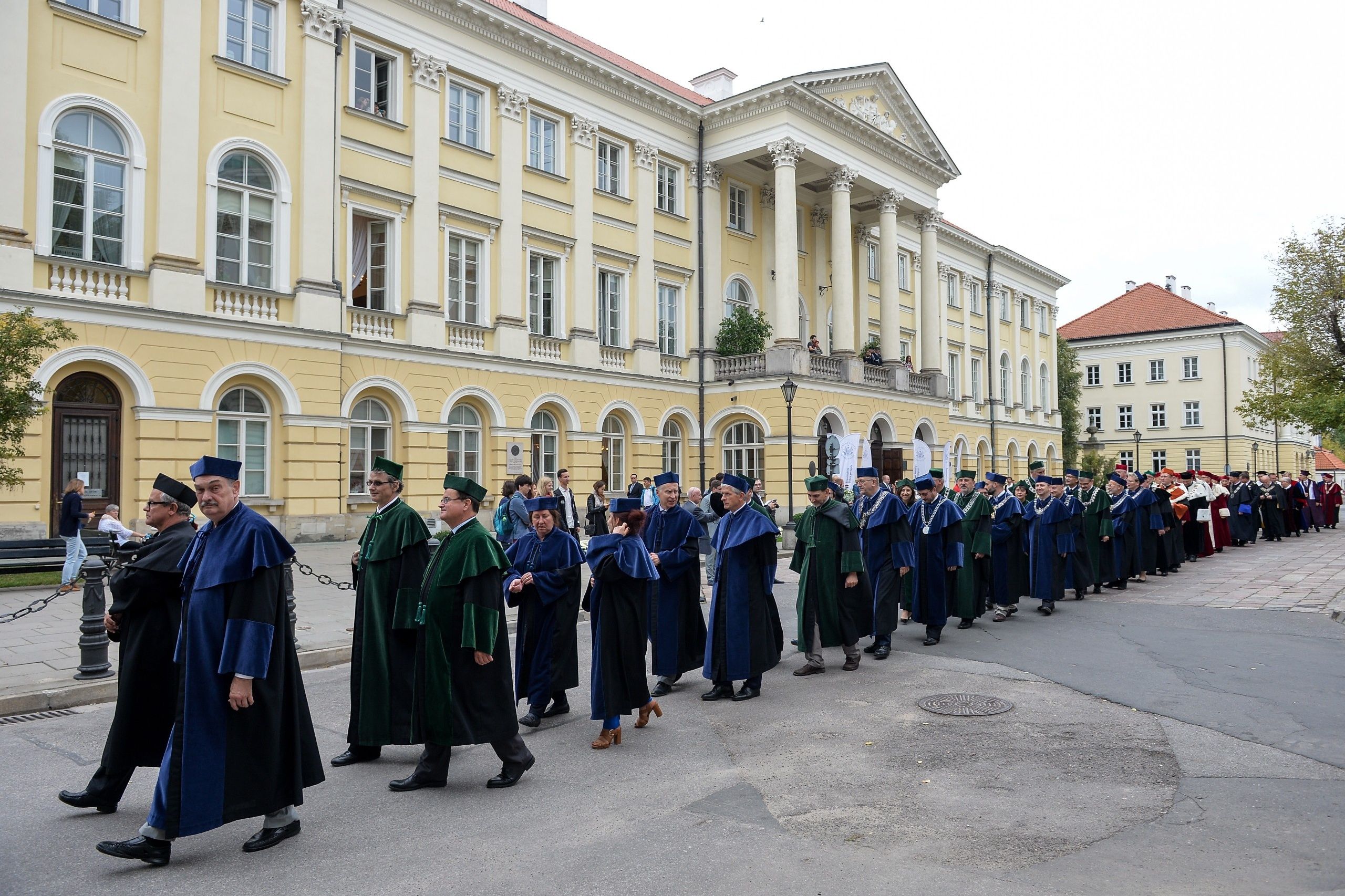 profesorowie i rektorzy w uroczystych togach akademickich idący w orszaku podczas inauguracji roku akademickiego