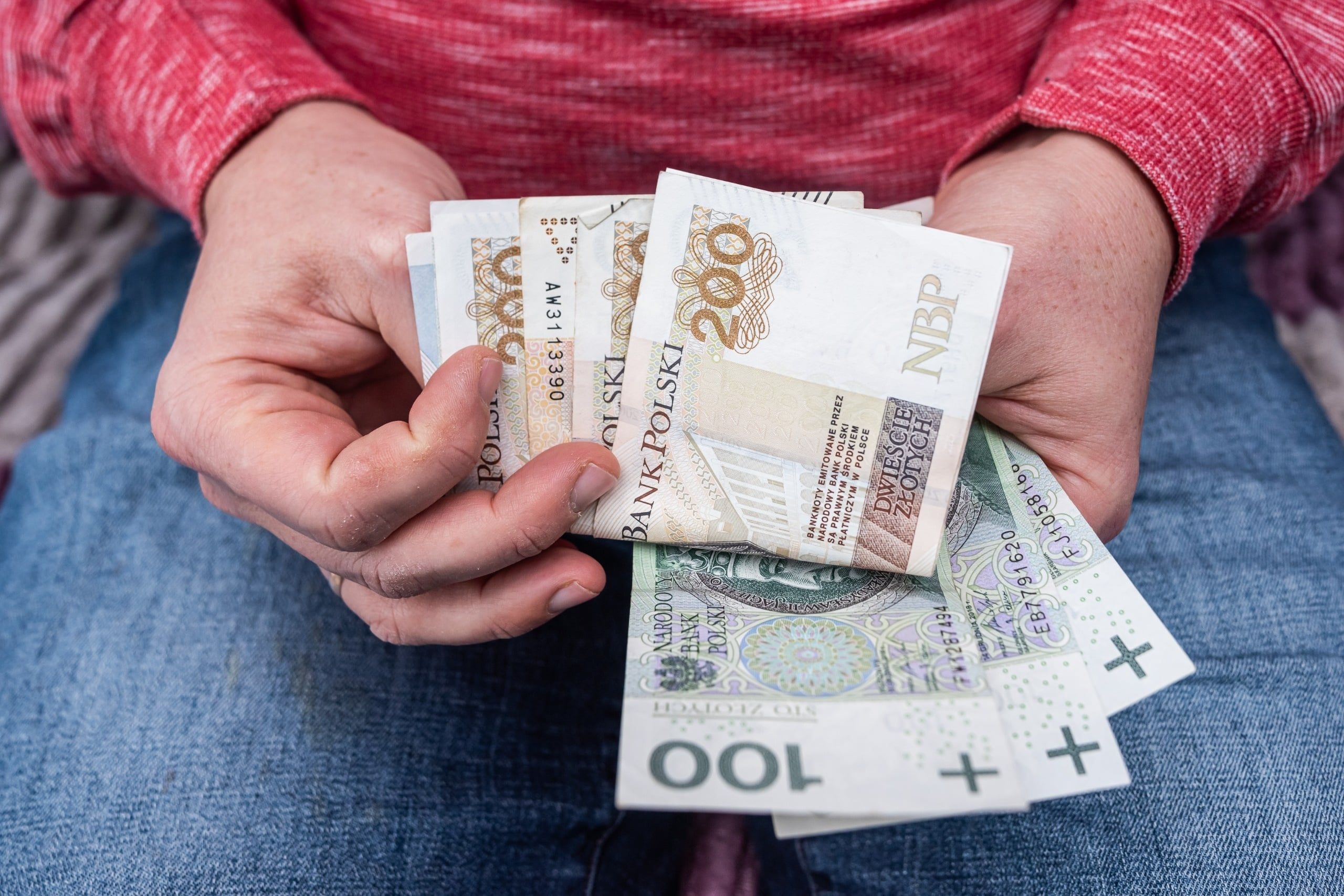 Hands,Holding,Polish,Zloty,Banknotes,Fan,,Concept,Of,Finance,In