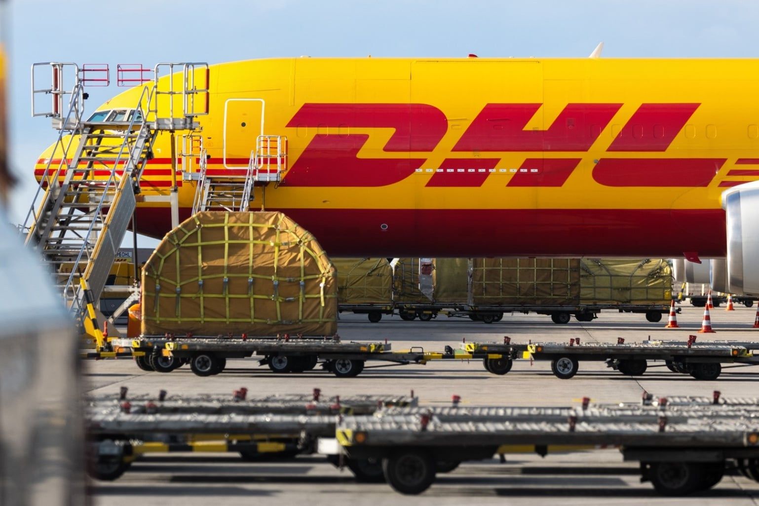Samolot DHL na lotnisku w Lipsku