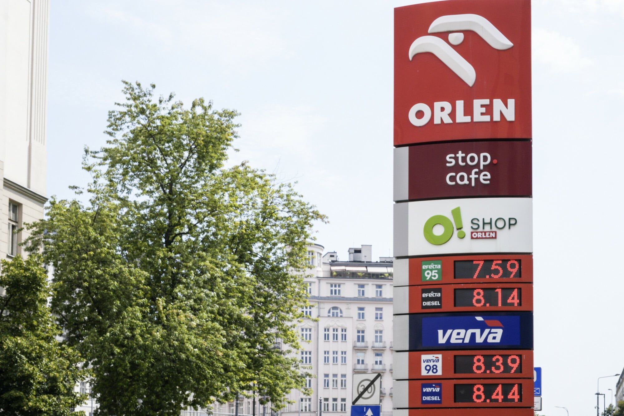 Pos?owie ?liwka i Obajtek na stacji Orlen