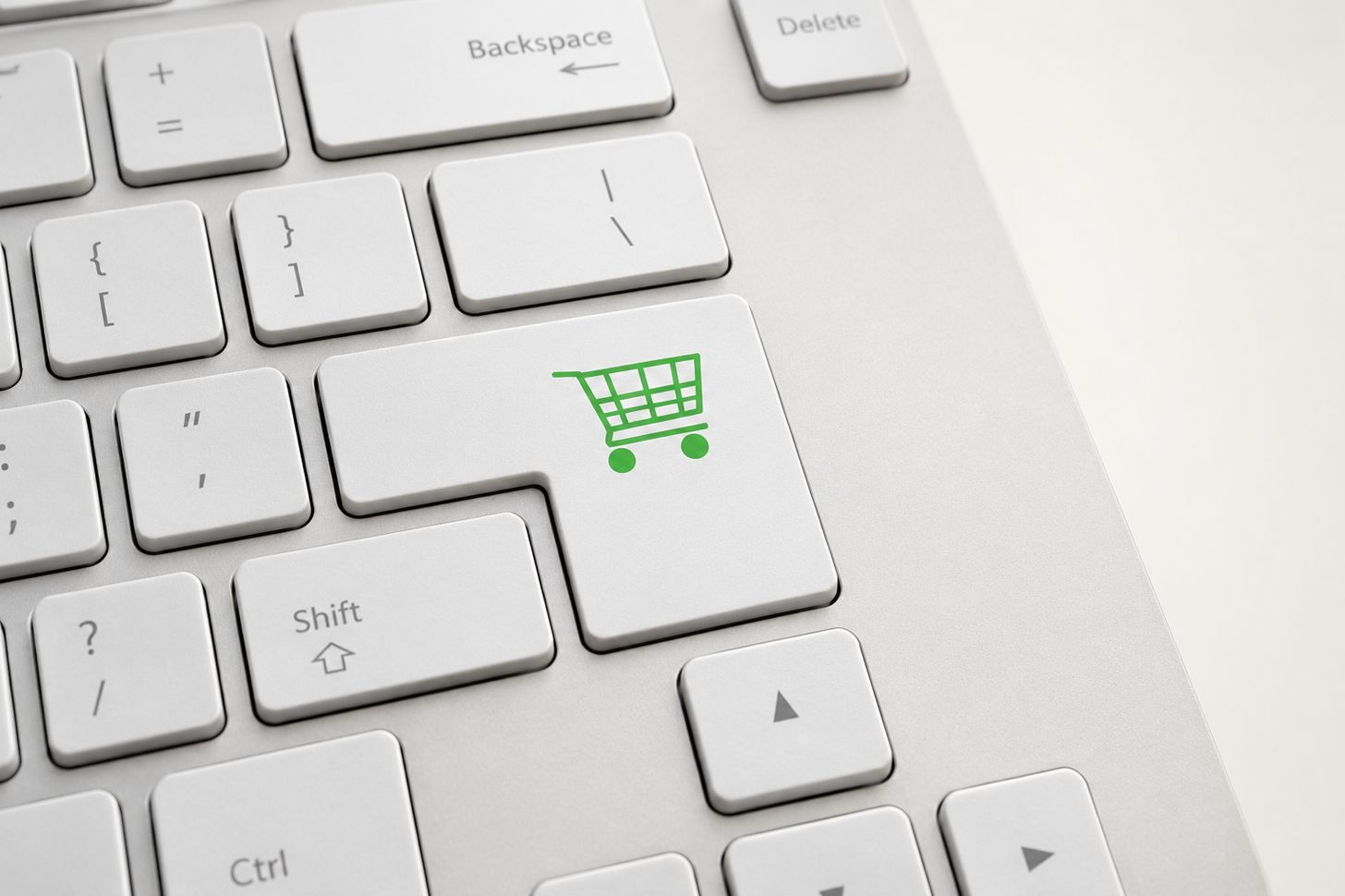 Klawisz z ikoną koszyka zakupowego symbolizujący zakupy online i promocje w internecie