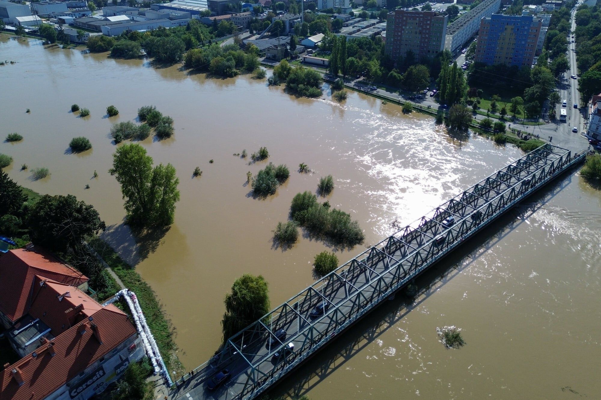 Fala kulminacyjna przechodzi przez O?aw?