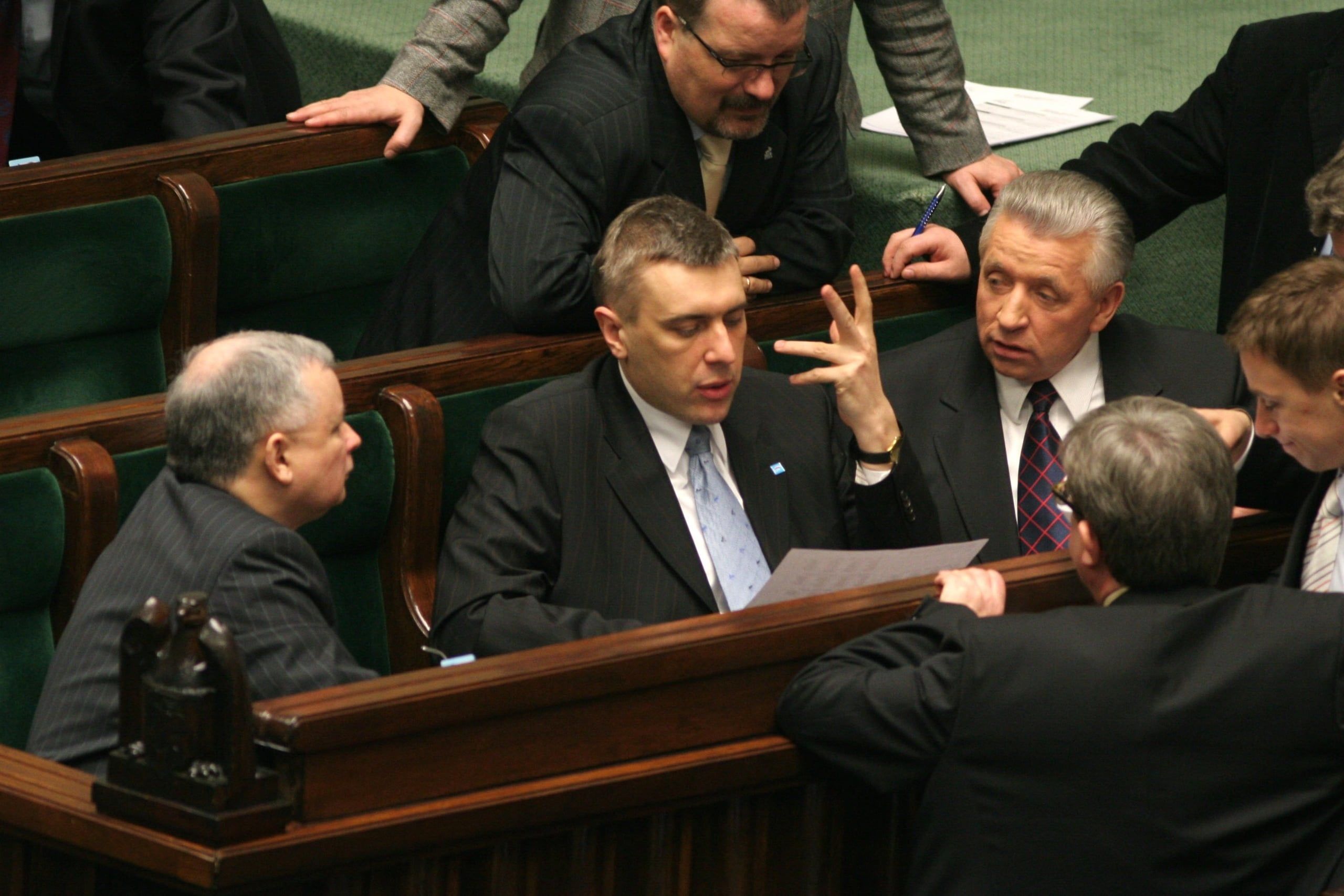 W ławie sejmowej siedzą (od lewej): premier Jarosław Kaczyński, wicepremier, minister edukacji Roman Giertych i wicepremier, minister rolnictwa Andrzej Lepper