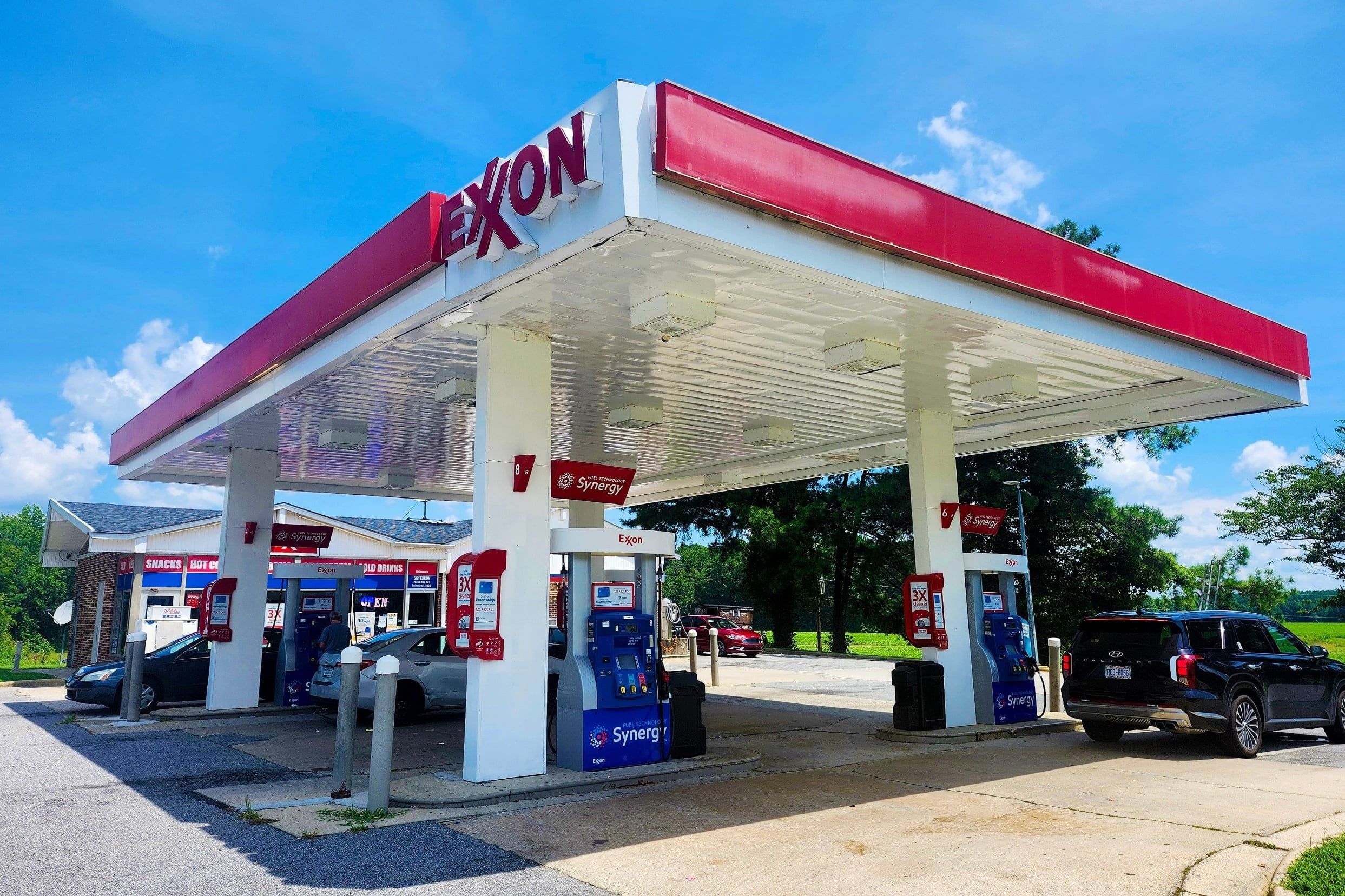 Donald Trump krytykuje gigantów naftowych, takich jak ExxonMobil, za zbyt duże zyski