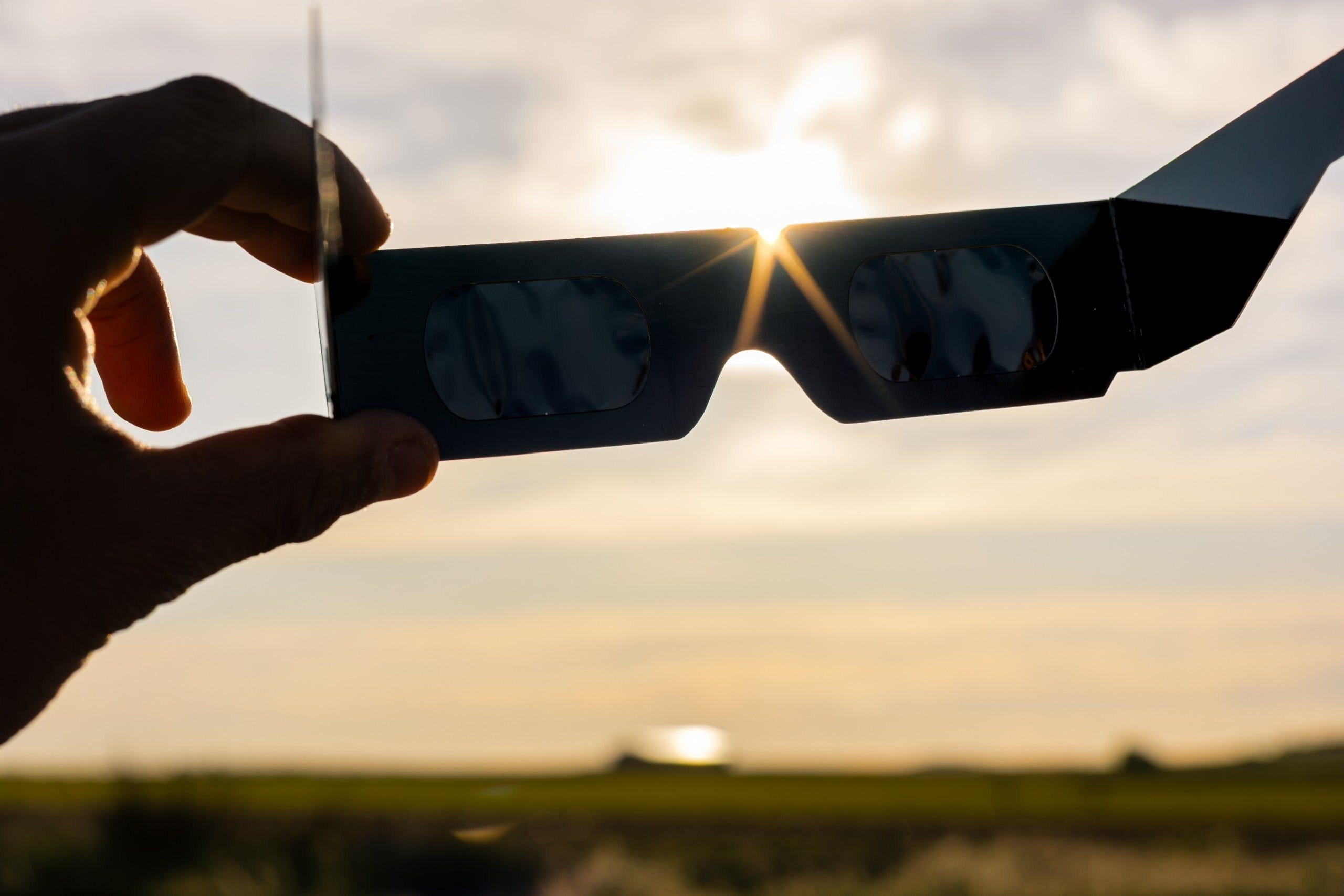 Hand,Holding,Protective,Solar,Eclipse,Glasses,,Safely,Viewing,The,Glowing