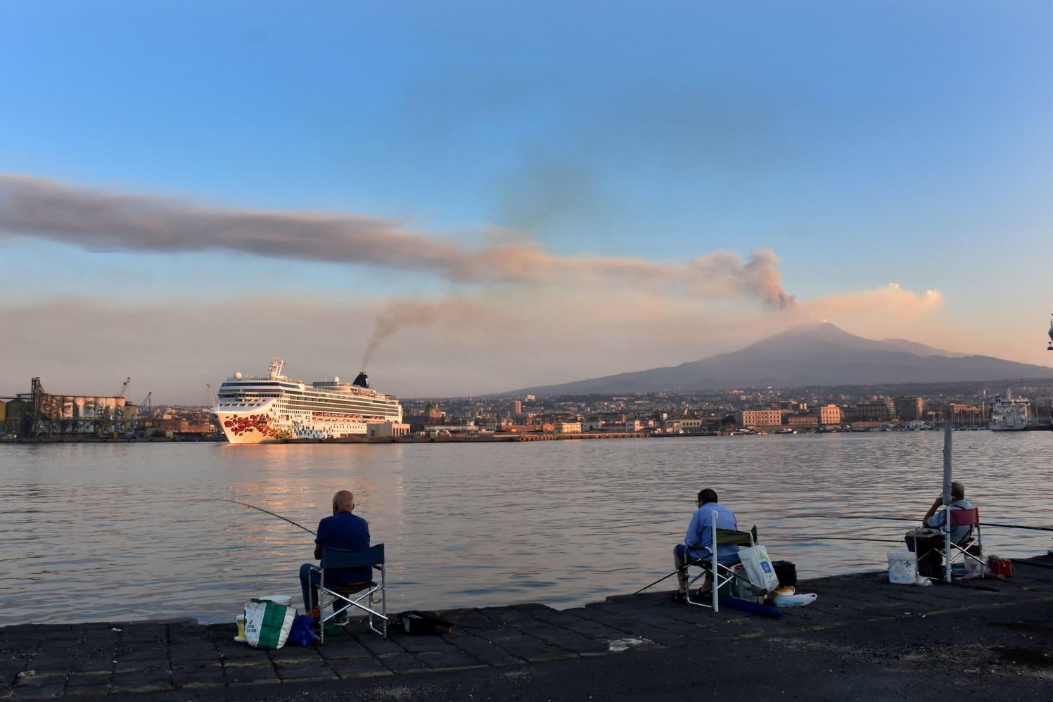 Turyści uziemieni we Włoszech i na Malcie. Etna wciąż aktywna