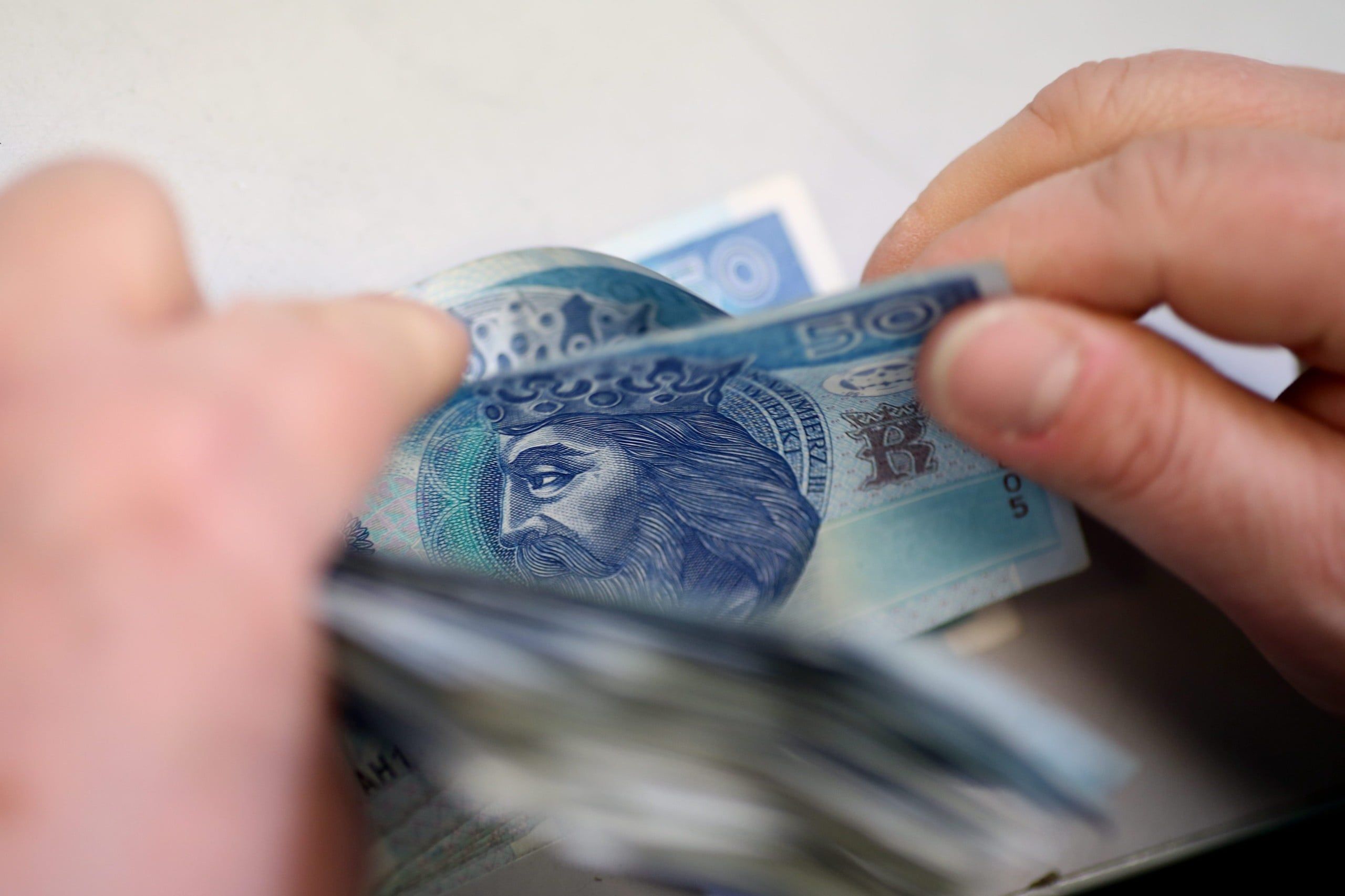 Polacy trzymają 456 mld zł w gotówce