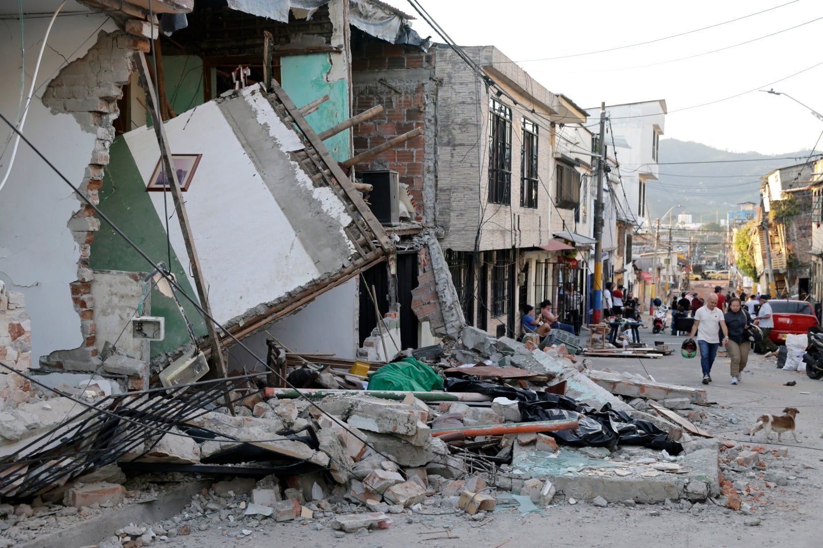 7.4-magnitude earthquake causes widespread destruction in western Colombia