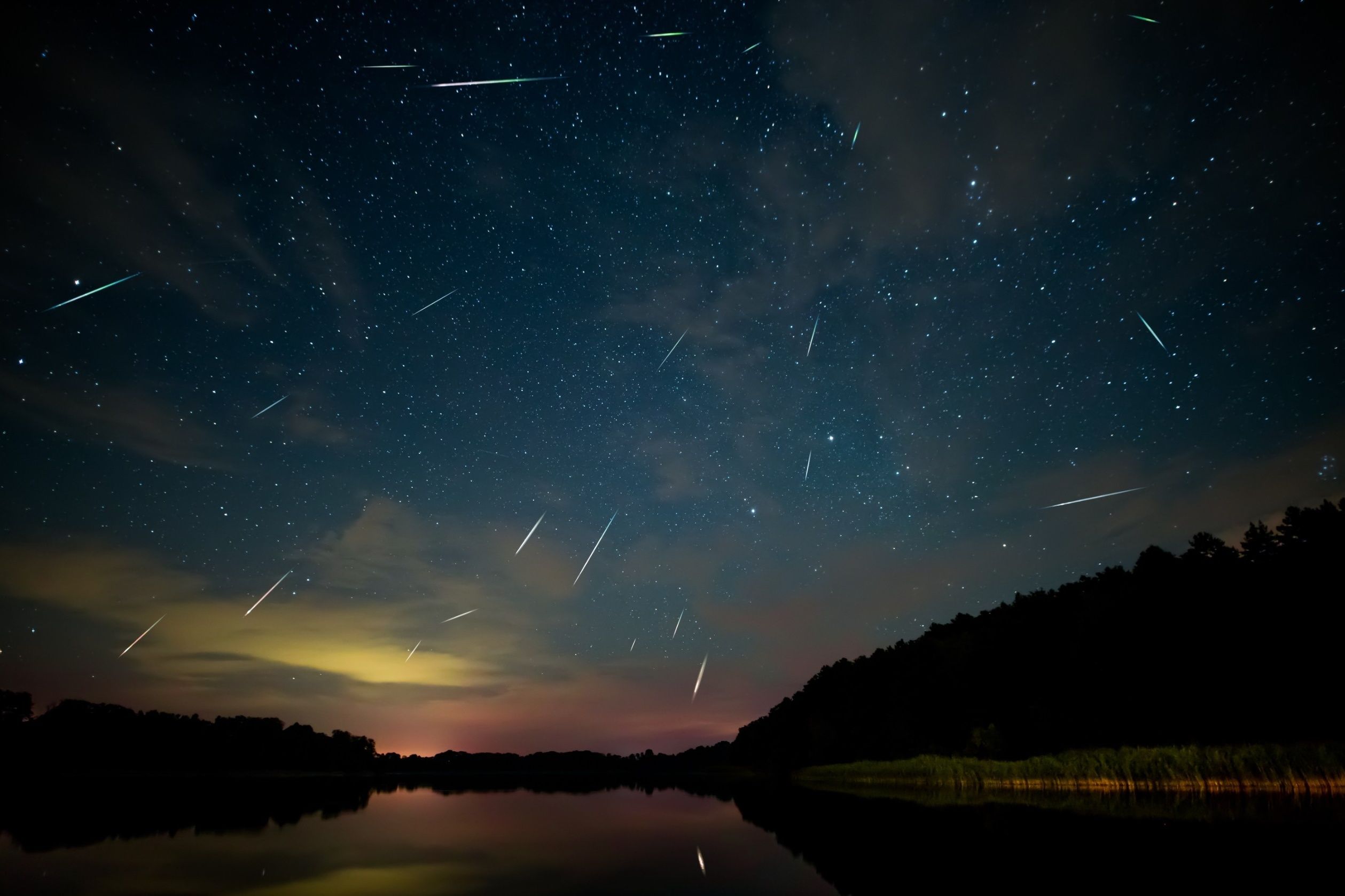 Stacked,Photos,Showing,The,Perseid,Meteor,Shower,Against,The,August