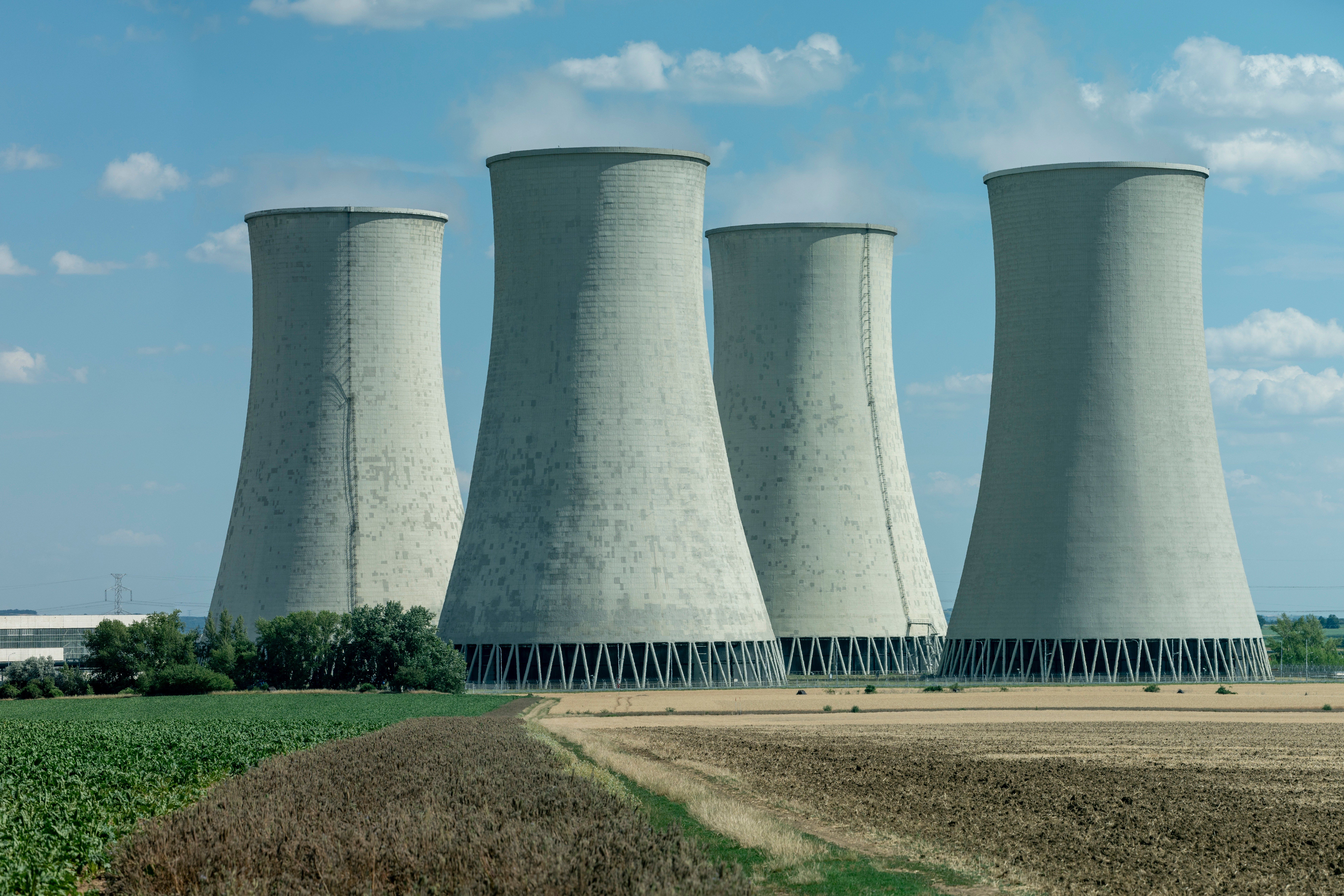 Wieże chłodnicze elektrowni jądrowej Jaslovske Bohunice, Słowacja.