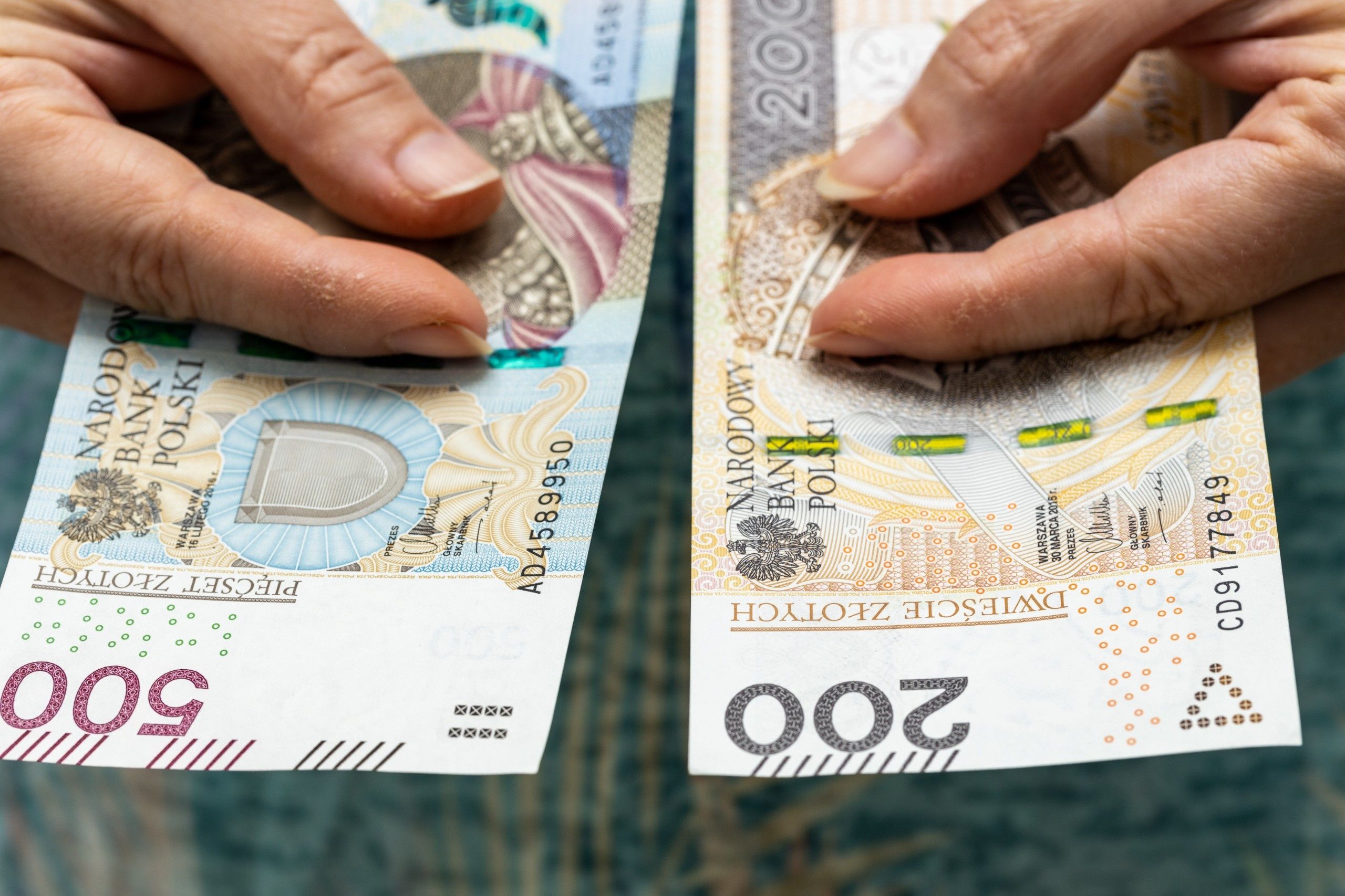 Rząd apeluje, by Polacy mieli na wszelki wypadek gotówkę. Tylko czy będą mogli nią zapłacić w sklepach?