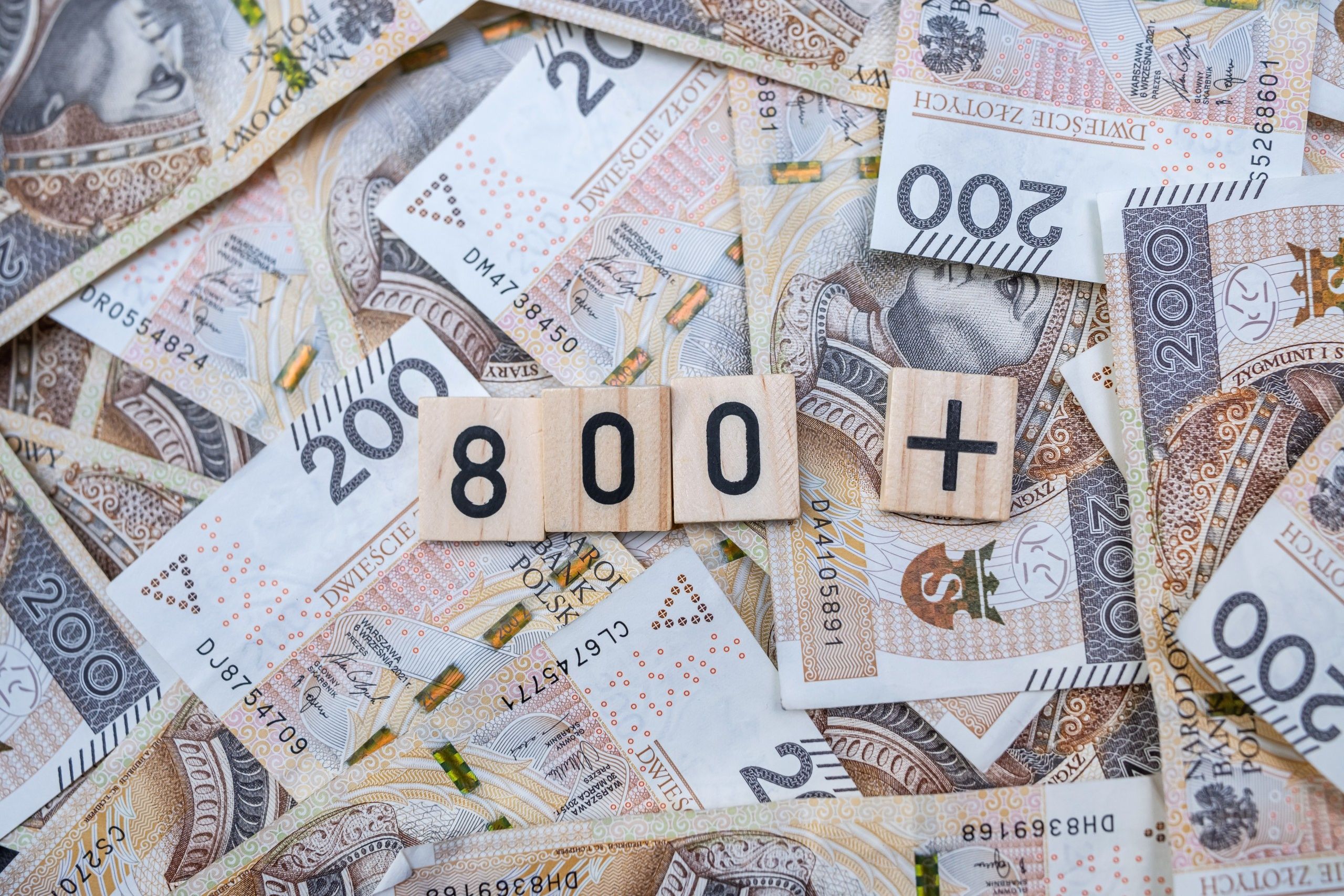 800+