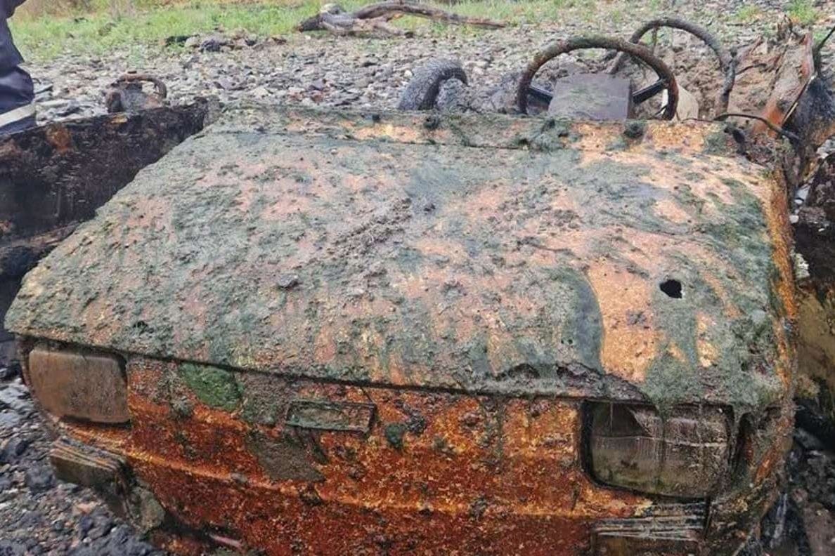 43799717-rekordniedrigwasser-loest-geheimnisse-zwei-jahrelang-verschollene-autowracks-aus-dem-rhein-geborgen-2ayevk558u7a