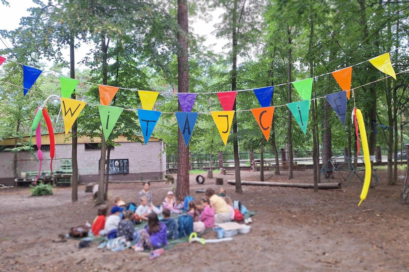 Szkoła w lesie zamiast w klasach. „Zostaliśmy na lodzie”