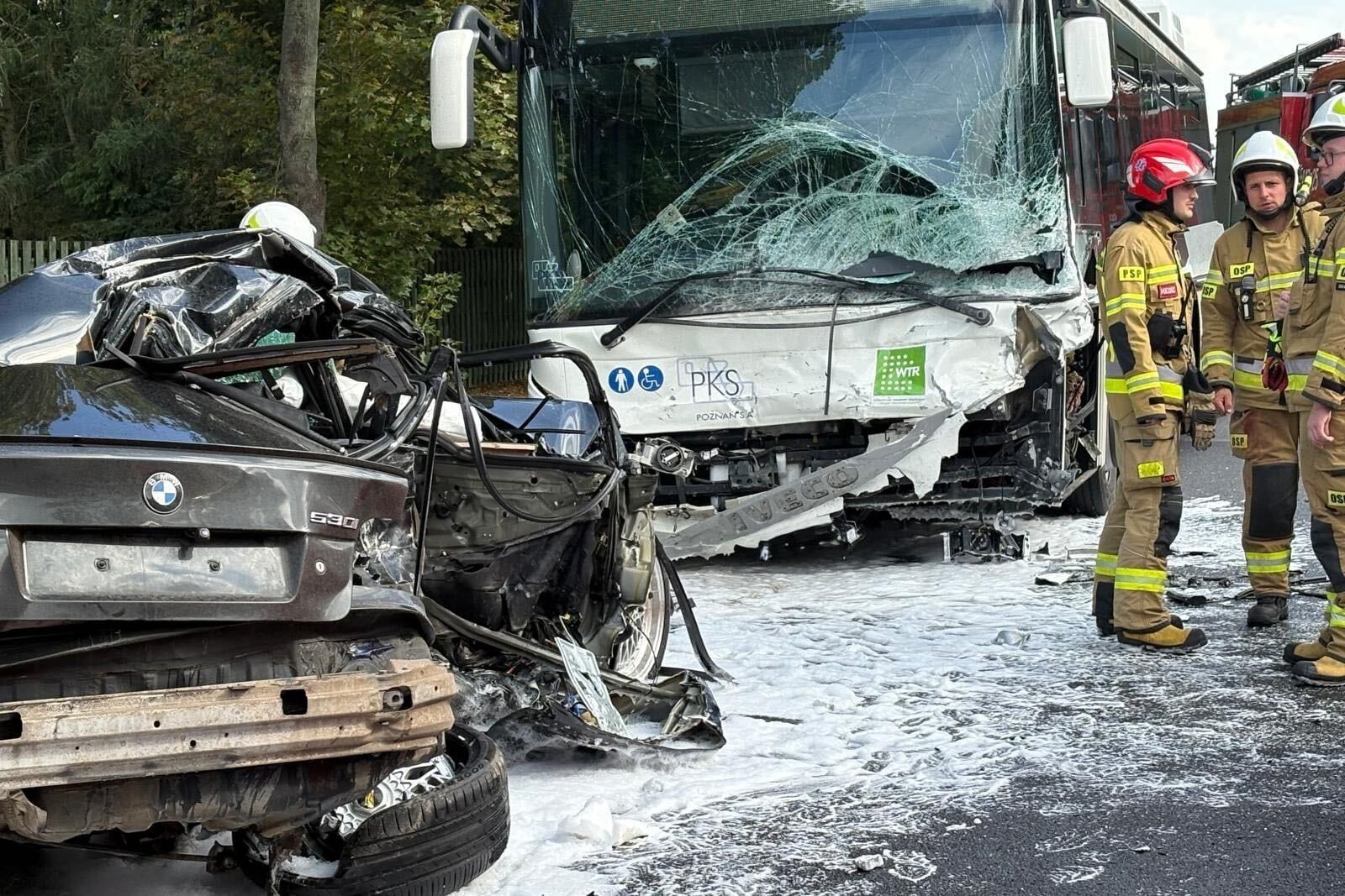 Wypadek Biała Wieś: zderzenie BMW z autobusem, trzy ofiary śmiertelne
