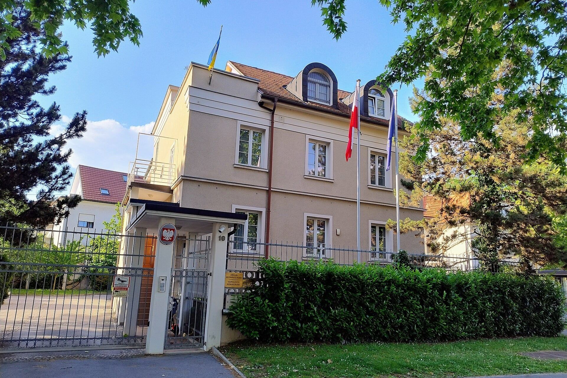 Wypadek na imprezie w polskiej ambasadzie. Pracownik MSZ w stanie ciężkim