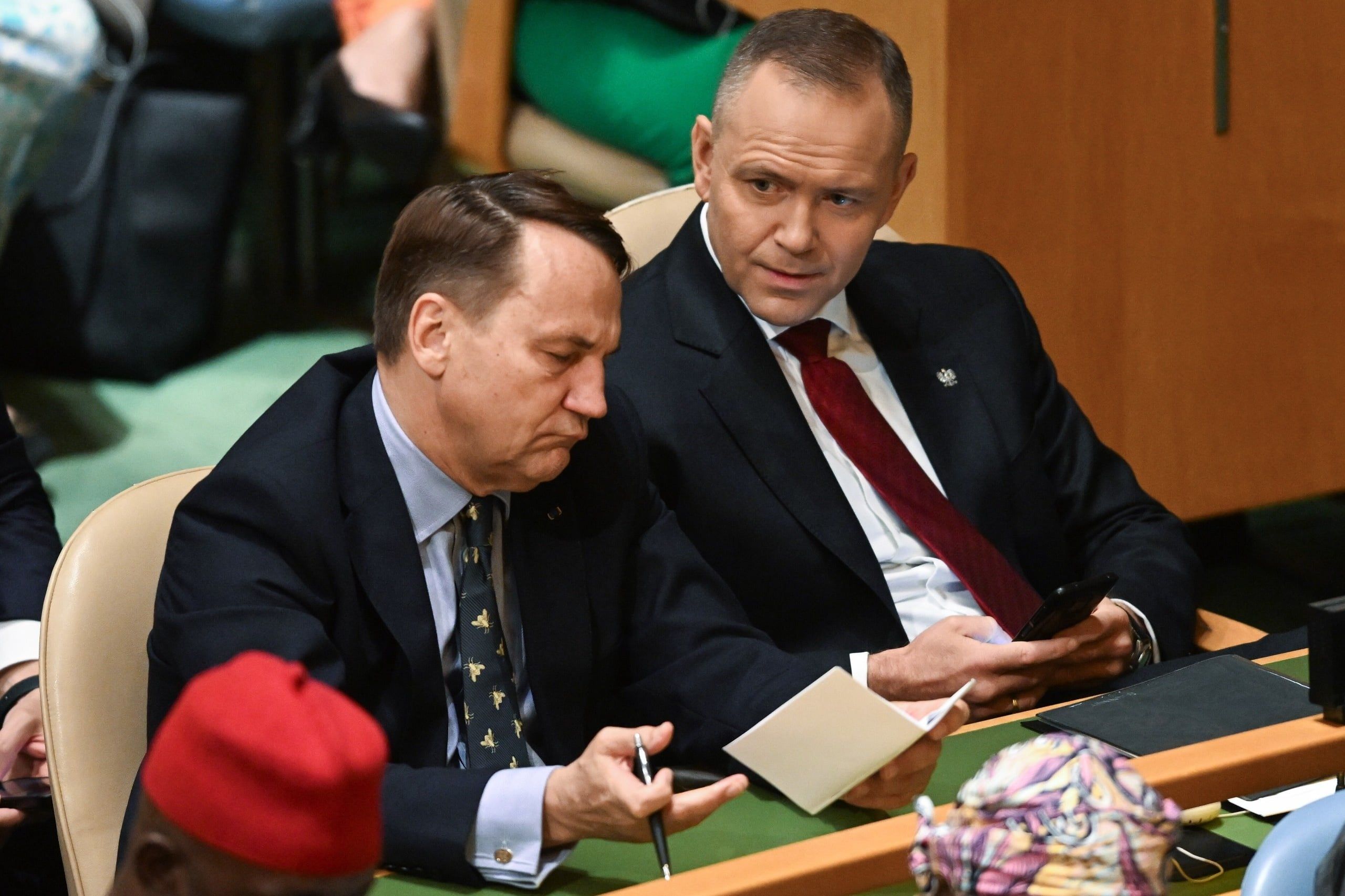 Karol Nawrocki, Radosław Sikorski