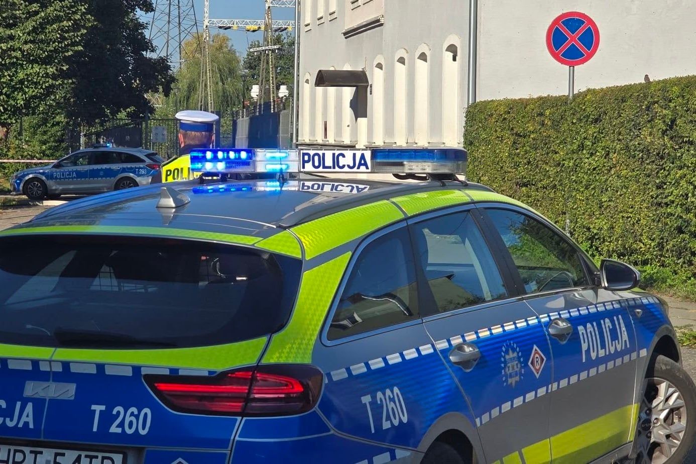 Pojemniki z cieczą i kable przy przyłączu gazowym. Ewakuacja firmy w Elblągu