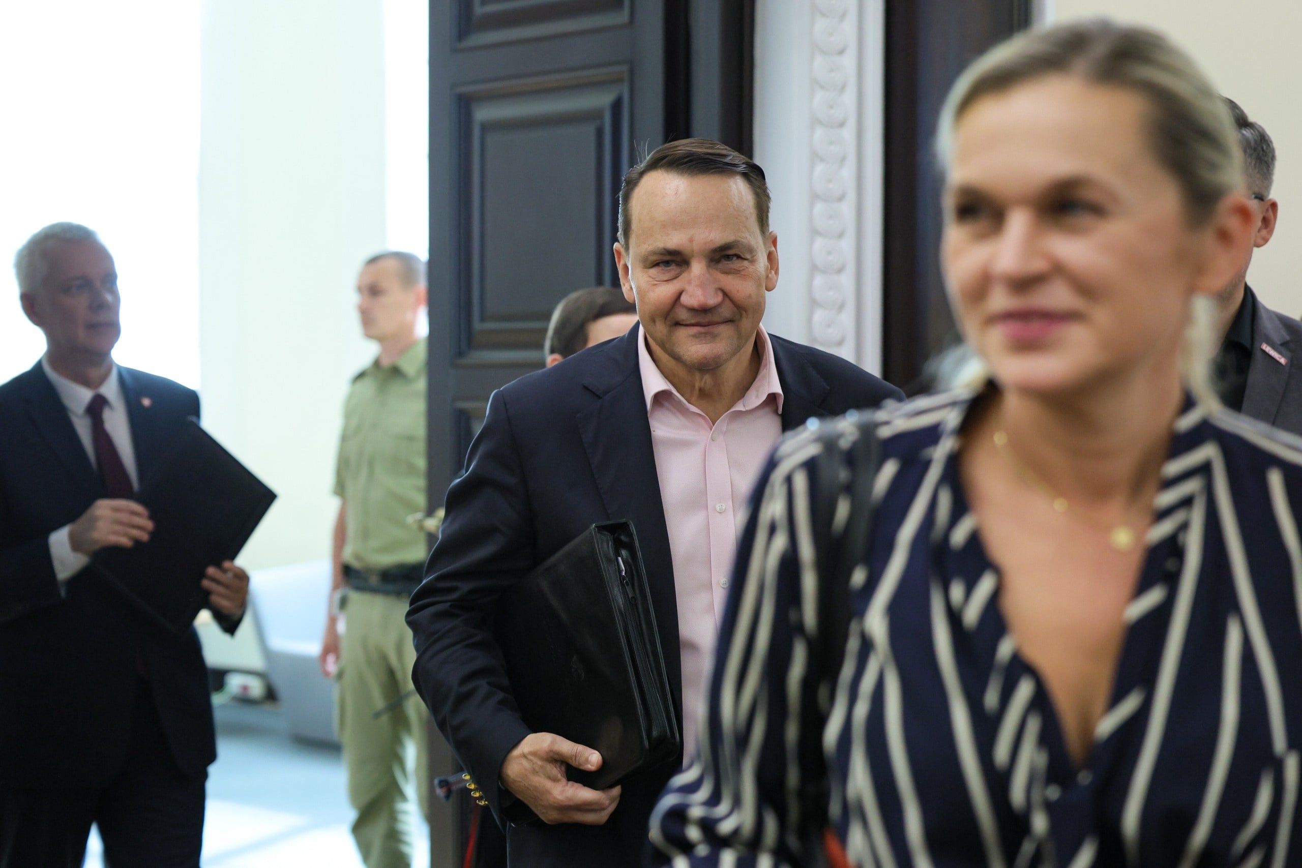 Ministrowie wchodzący na wtorkowe posiedzenie rządu