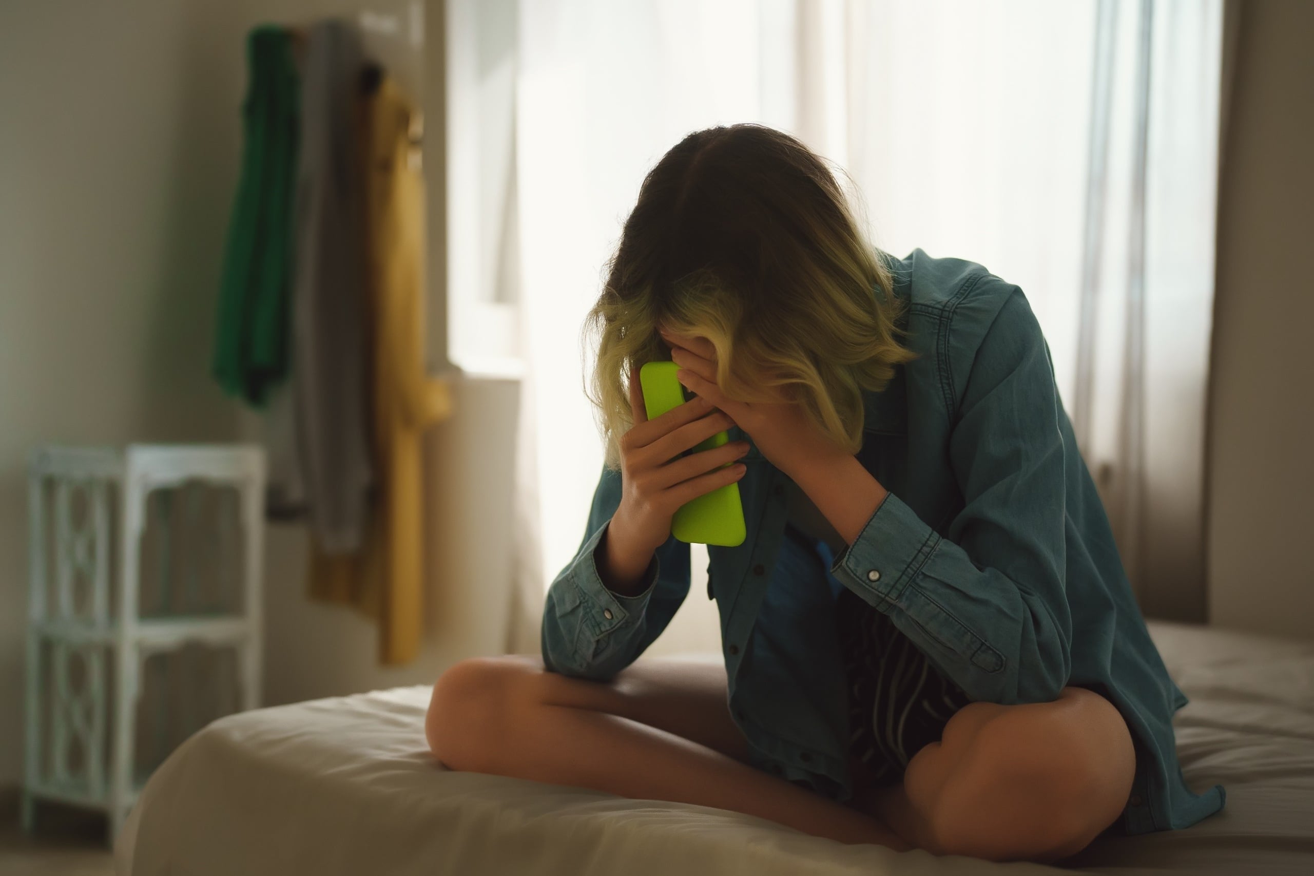 Brak wsparcia i swobodny dostęp do sieci. Psycholog o tym, co stoi za atakami 13-latków