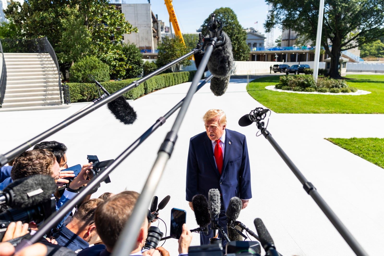 Trzeci lotniskowiec USA w drodze na Bliski Wschód. Trump komentuje
