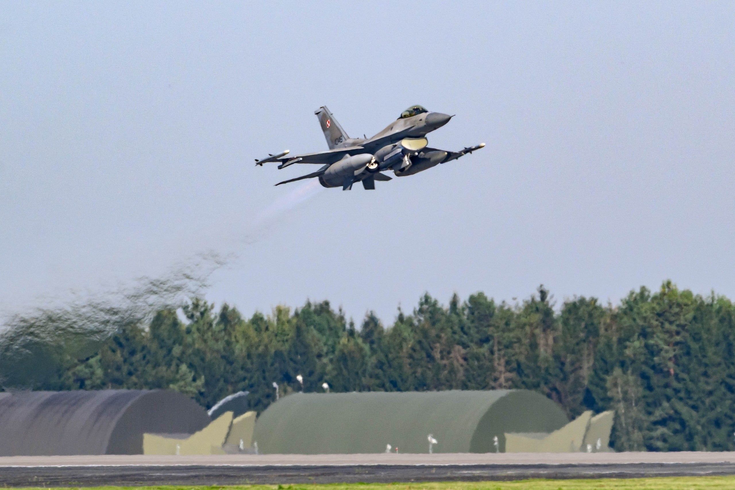 F-16.