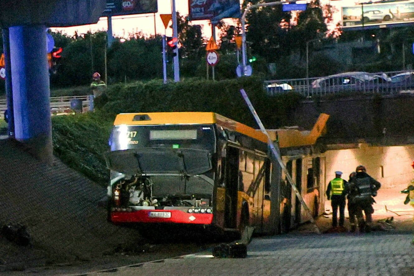 Autobus wjecha? w przej?cie podziemne przy Dworcu Zachodnim