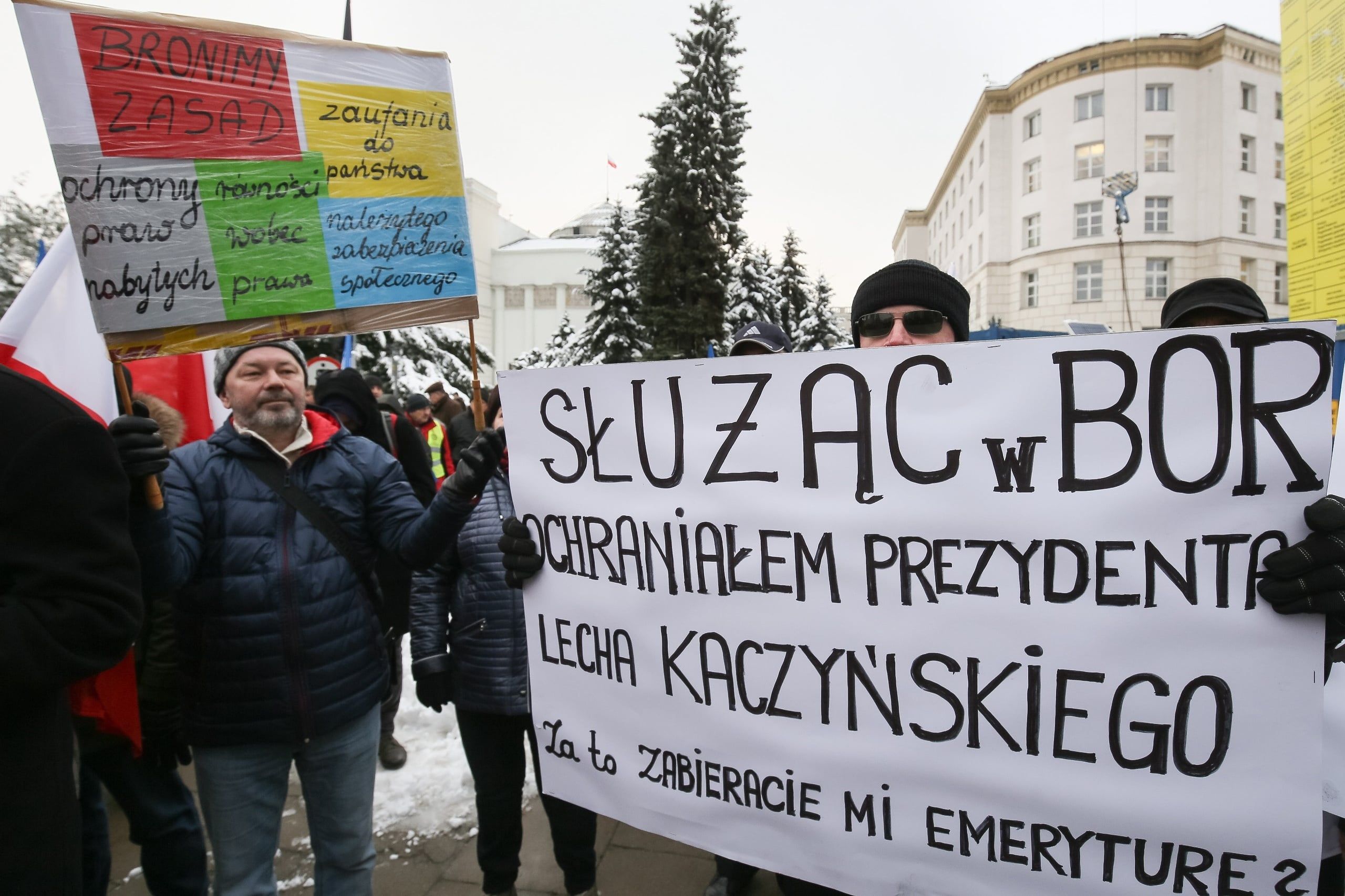 Mundurowi protestują przed Sejmem