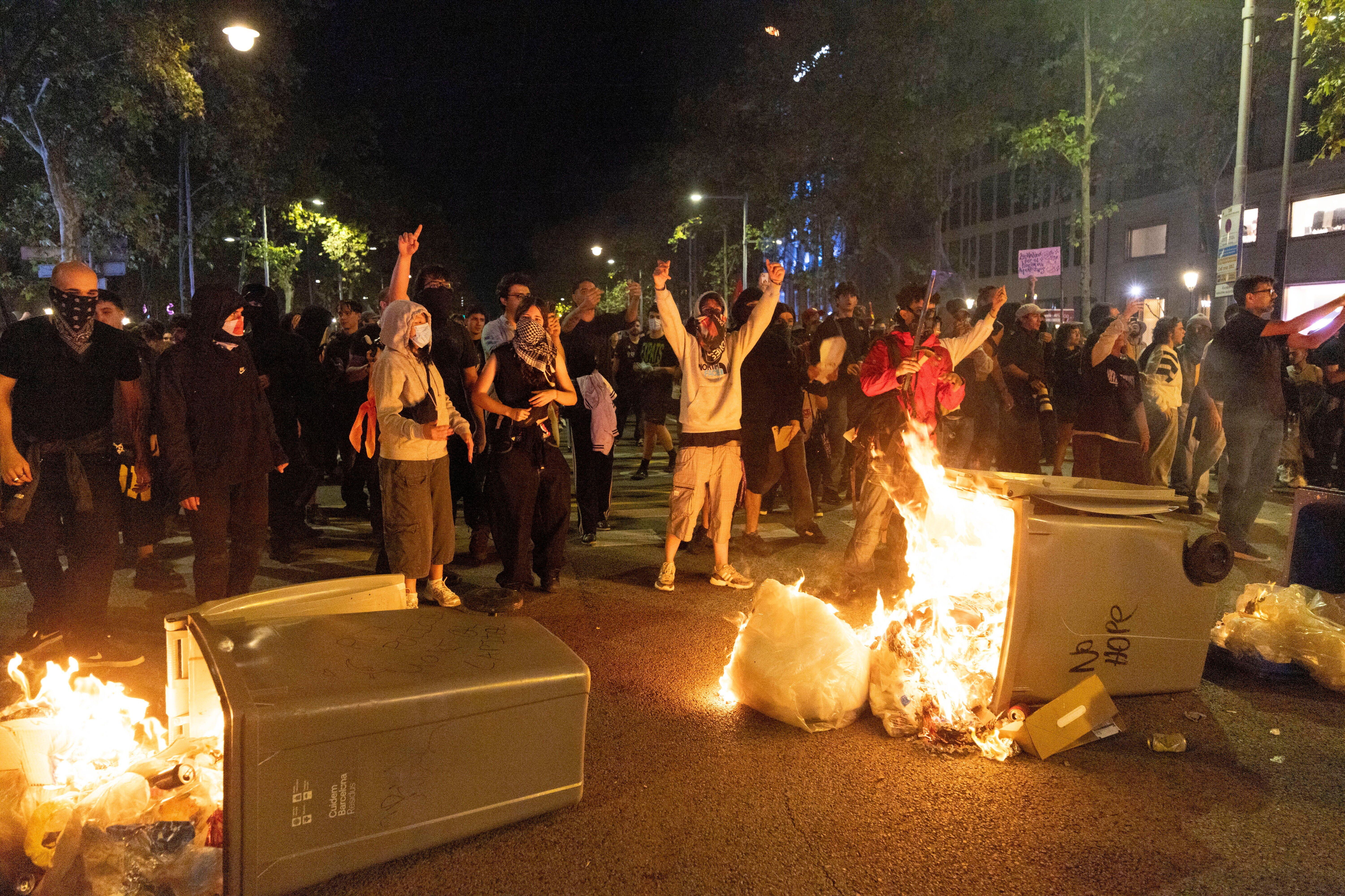 Płonące kontenery podczas protestu w Barcelonie