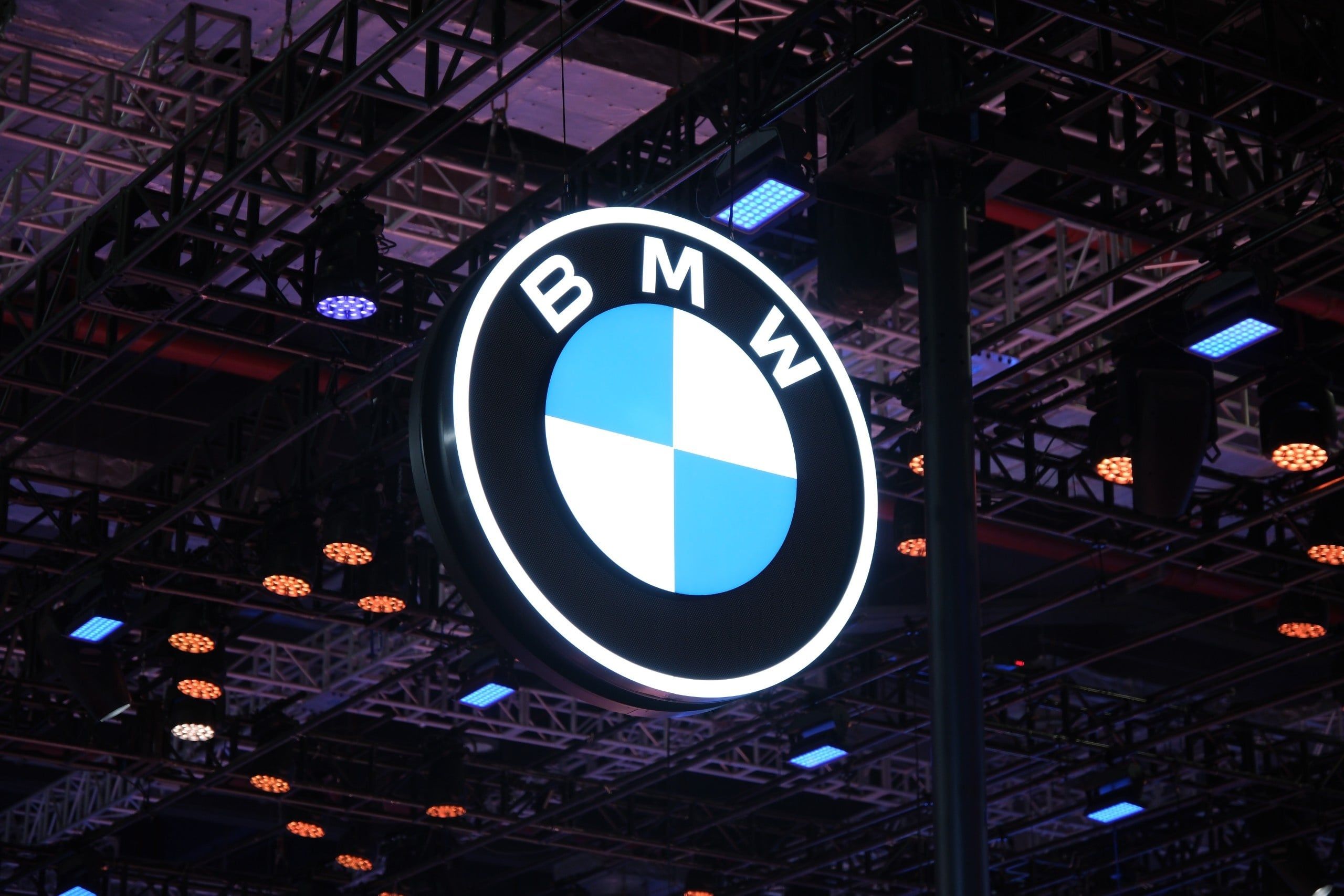 BMW wycofało ofertę dla szefa landtagu z AfD. Partia zwróciła się do Tesli