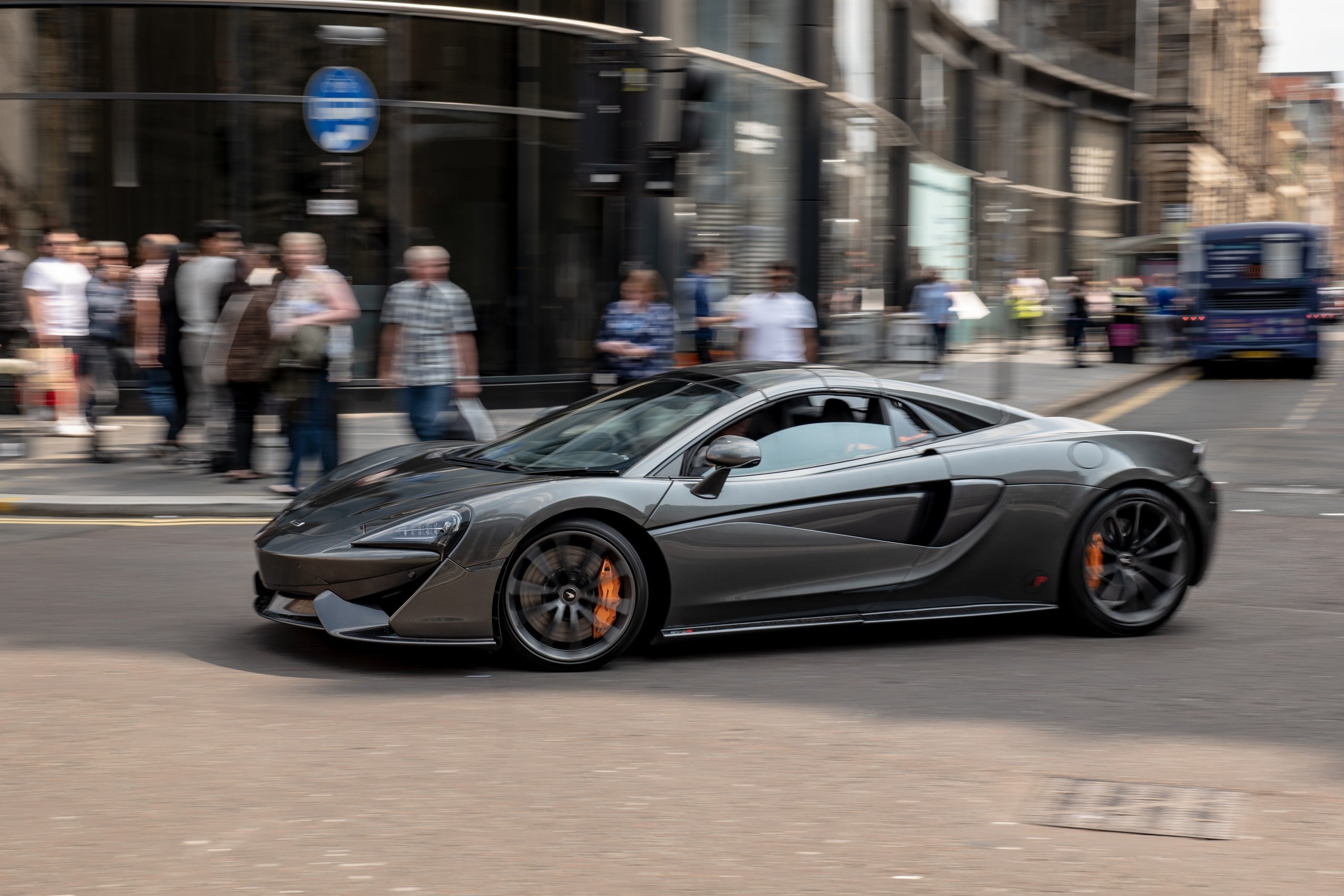 McLaren 570 GT uszkodzony na dziurze w gminnej drodze. Odszkodowanie wyniosło 450 tys. zł, a polisa OC nie pokryła wszystkich kosztów.