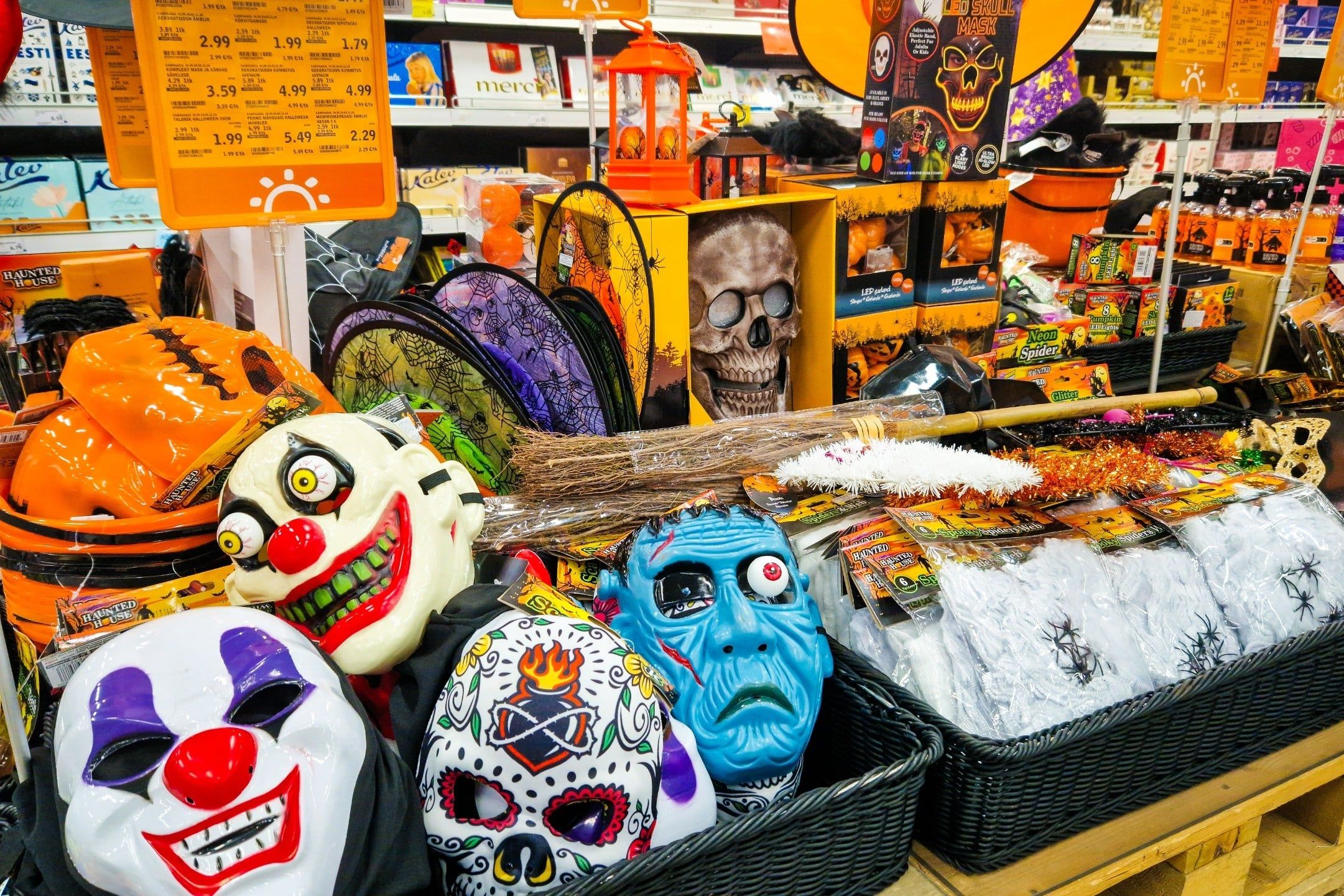 Ataki w szkołach. Smyk i Biedronka wycofują plastikowe noże i tasaki na Halloween