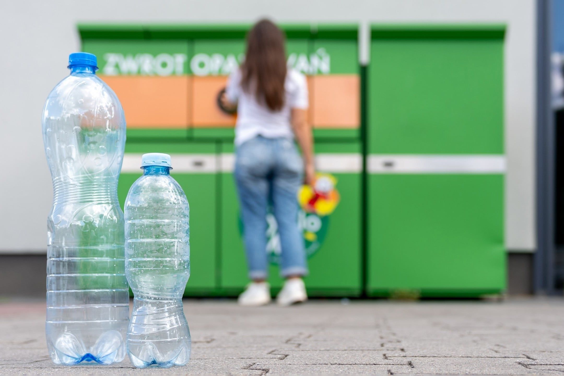Jak Polacy oceniają system kaucyjny. Raport CBOS o recyklingu
