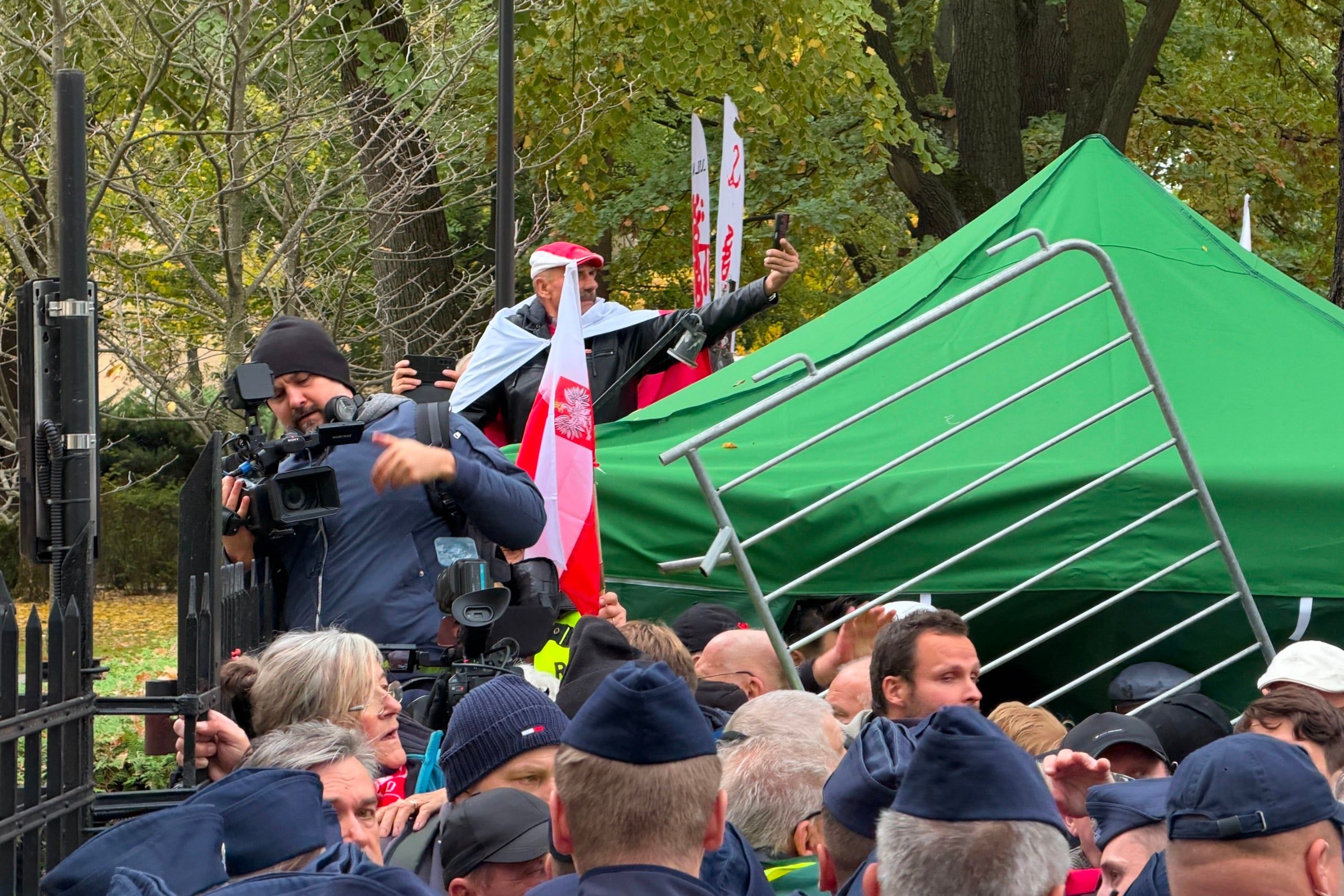 Wojna o TK i ślubowanie Berka. Tłum walczy z policją