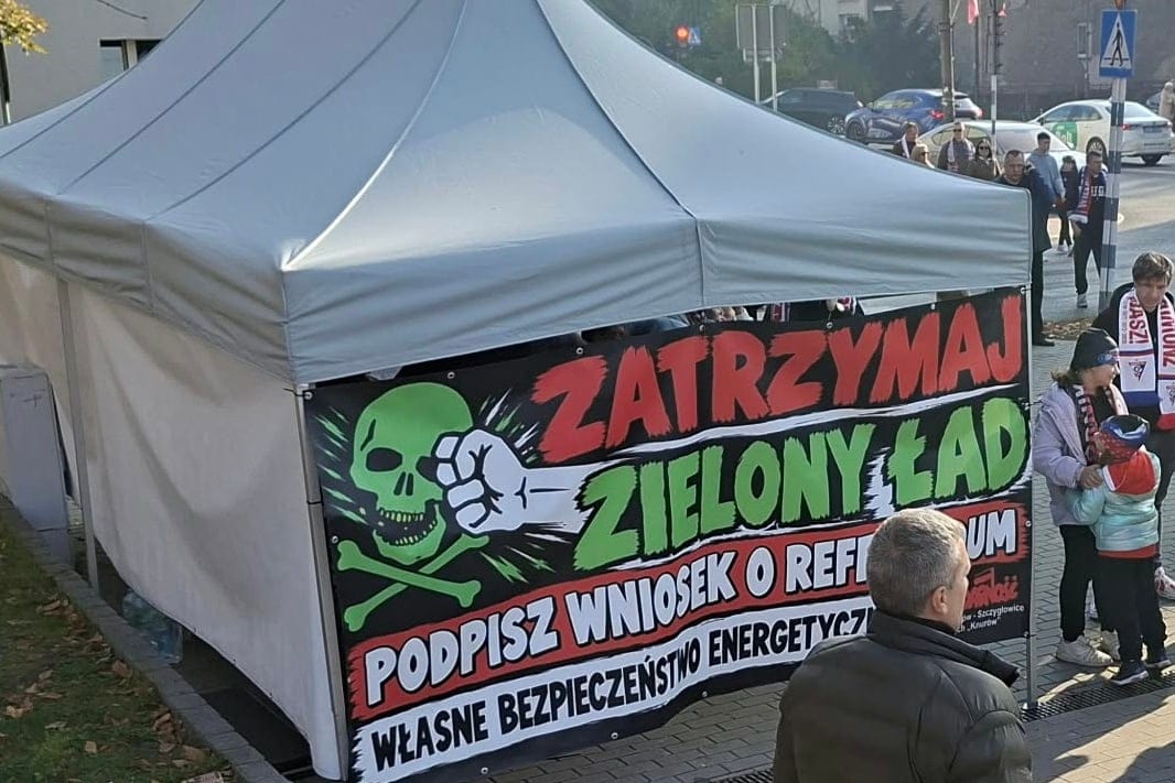 Związkowcy zbierali podpisy ws. referendum przeciwko Zielonemu Ładowi przed meczem Górnika Zabrze z Piastem Gliwice