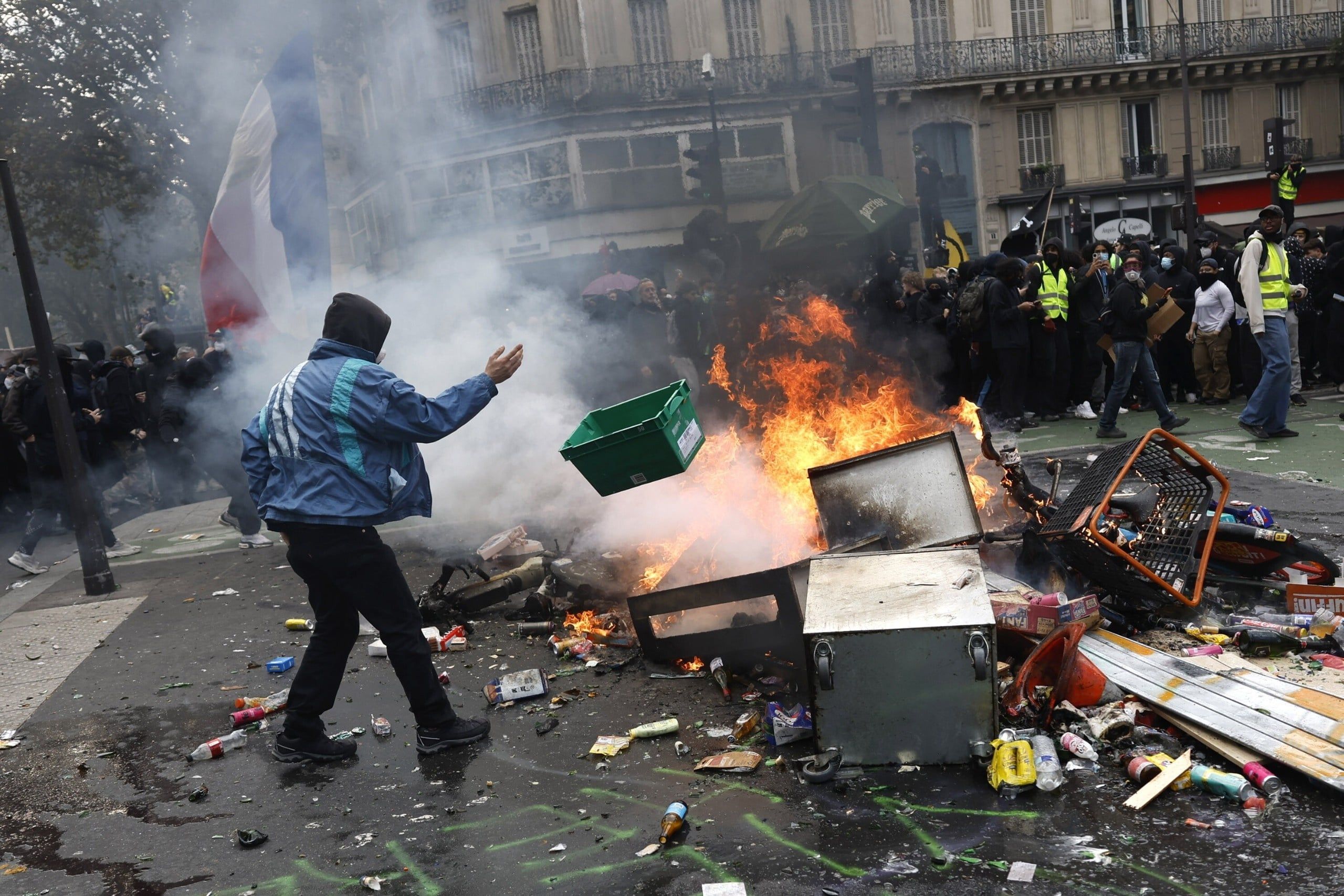 Okradzione sklepy, podpalone urzędy, ranni policjanci. Setki milionów euro strat po protestach we Francji