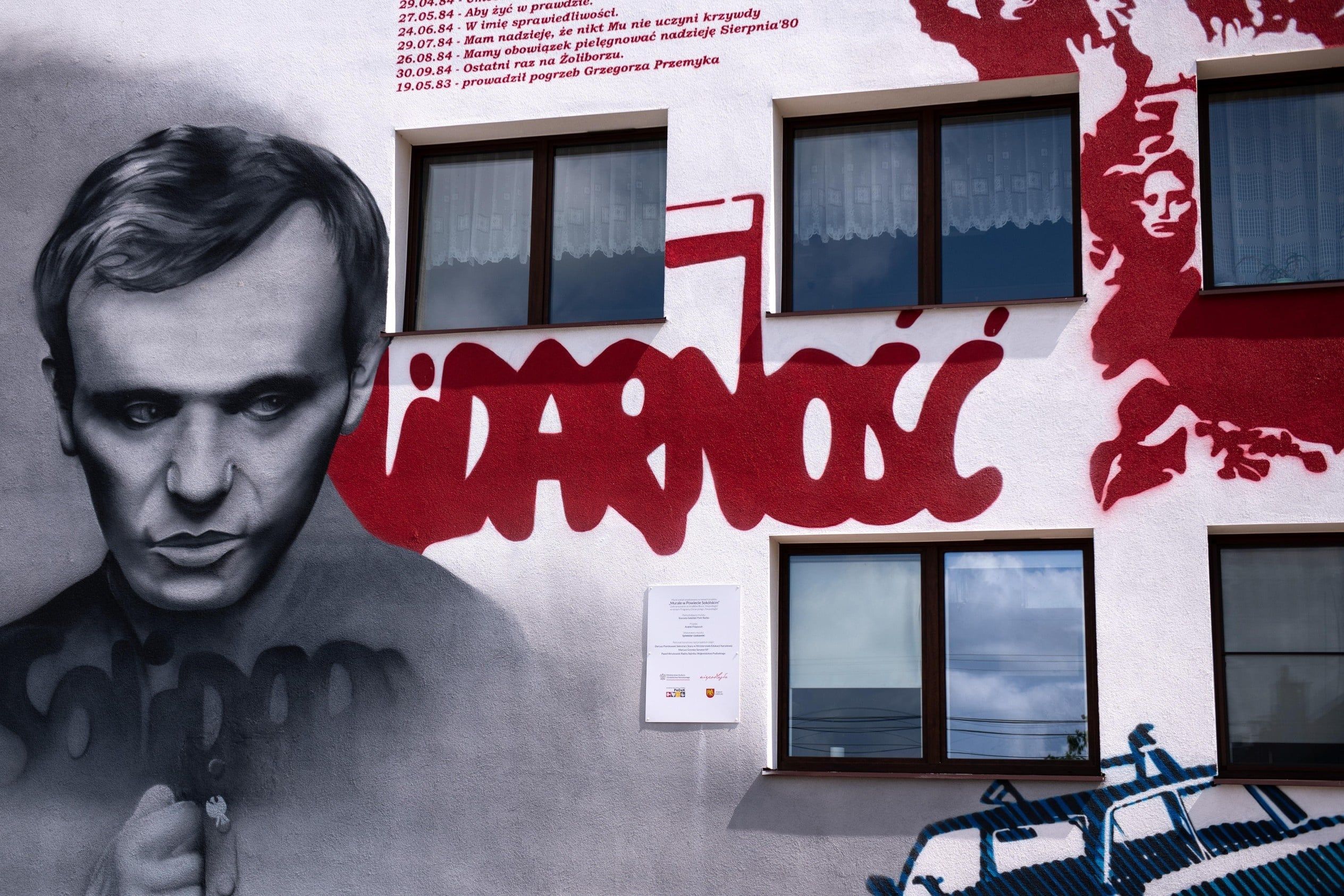 Muzeum ks. Popiełuszki w Okopach. Otwarcie zaplanowano na 2027 r. Na zdj.: Mural na ścianie budynku zespołu szkół w Suchowoli