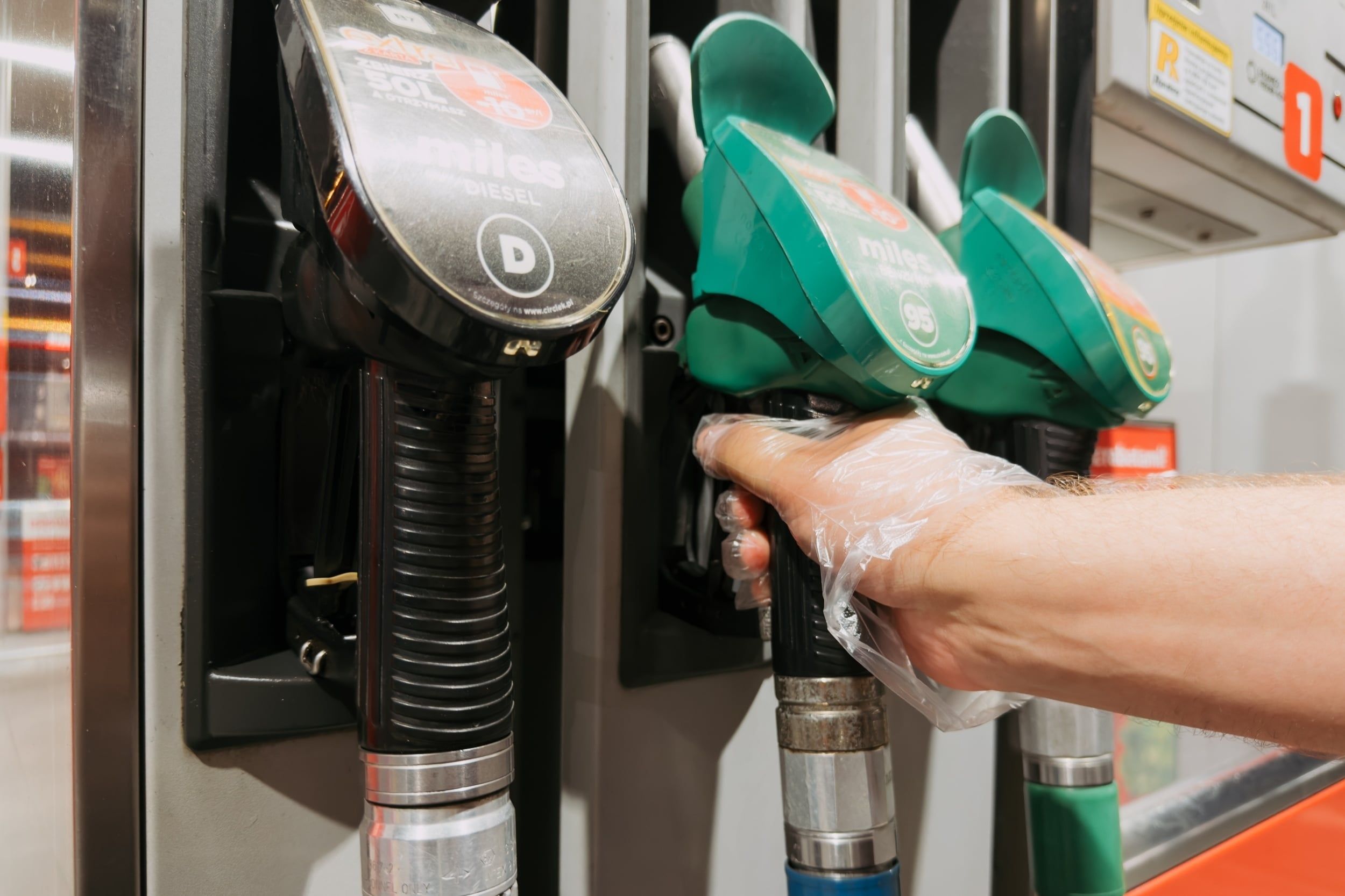 Ceny paliw na Wszystkich Świętych 2026. Analitycy e-petrol.pl przedstawili prognozy cen benzyny, diesla i autogazu na przełom października i listopada