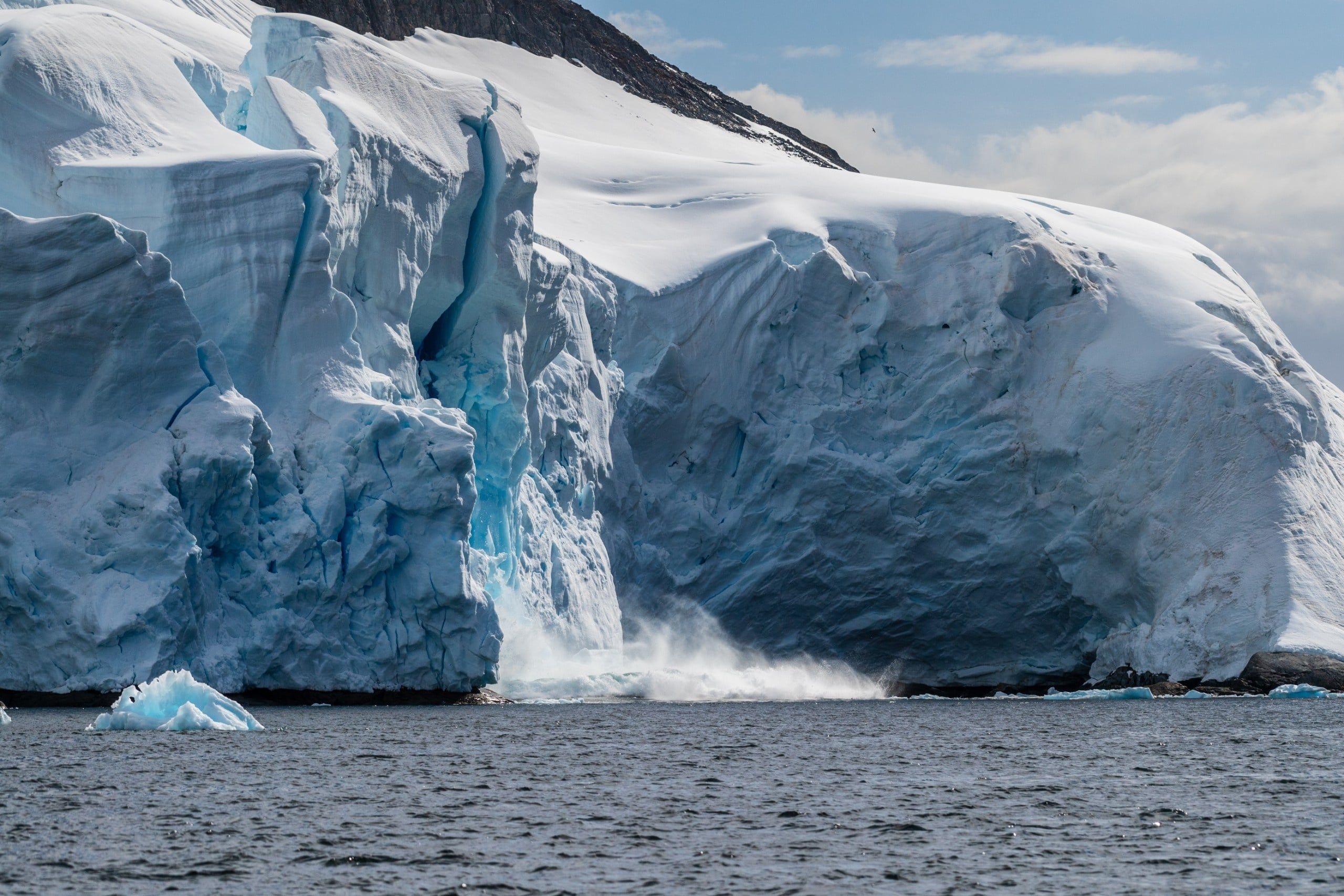 Telephoto,Of,A,Giant,Chunk,Of,Ice,Calving,Off,An