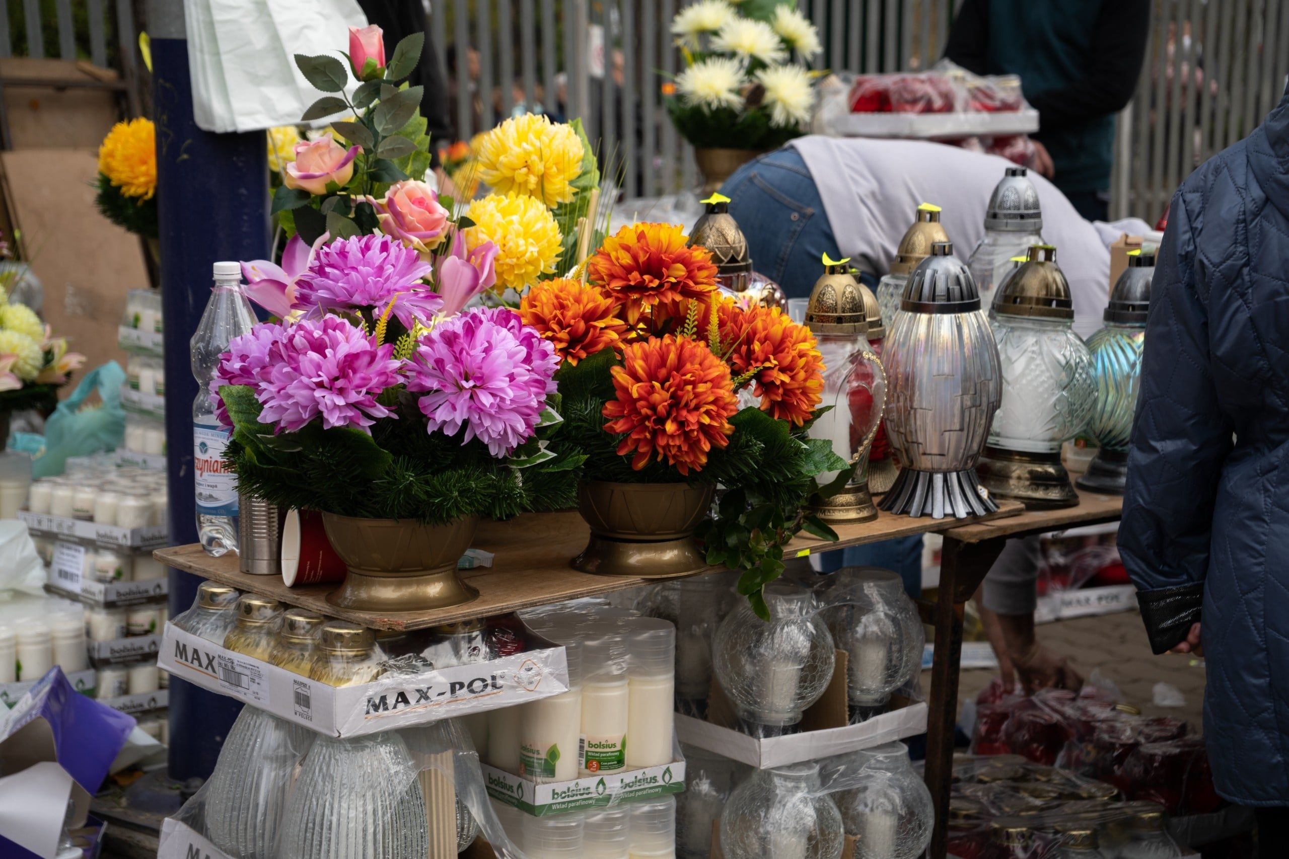 Krakow,,Poland,-,November,1,,2022:,Stand,With,Flowers,And