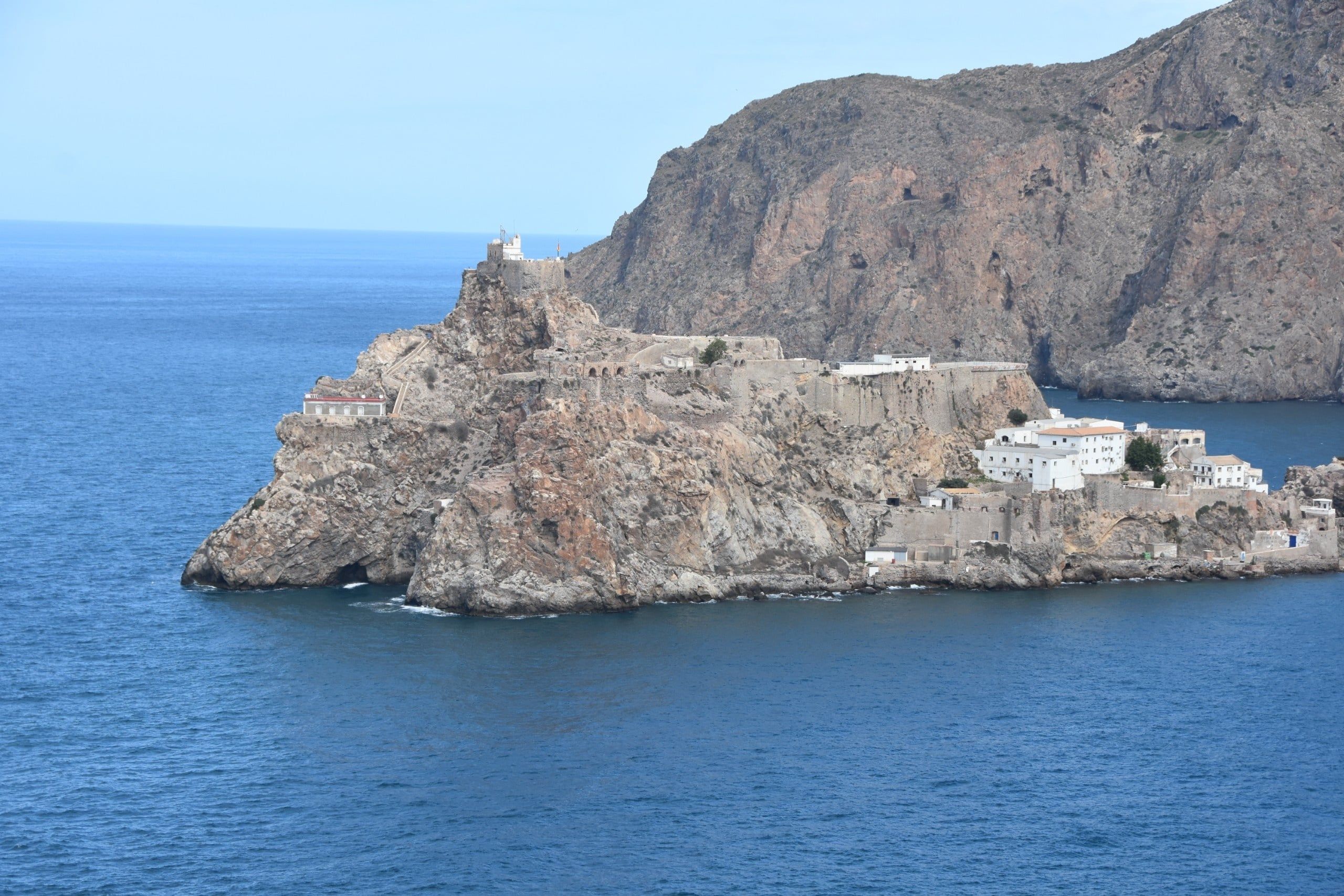 Peñón de Vélez de la Gomera na północnym wybrzeżu Afryki. To tutaj przebiega najkrótsza granica lądowa świata, licząca około 85 metrów, oddzielająca Hiszpanię od Maroka