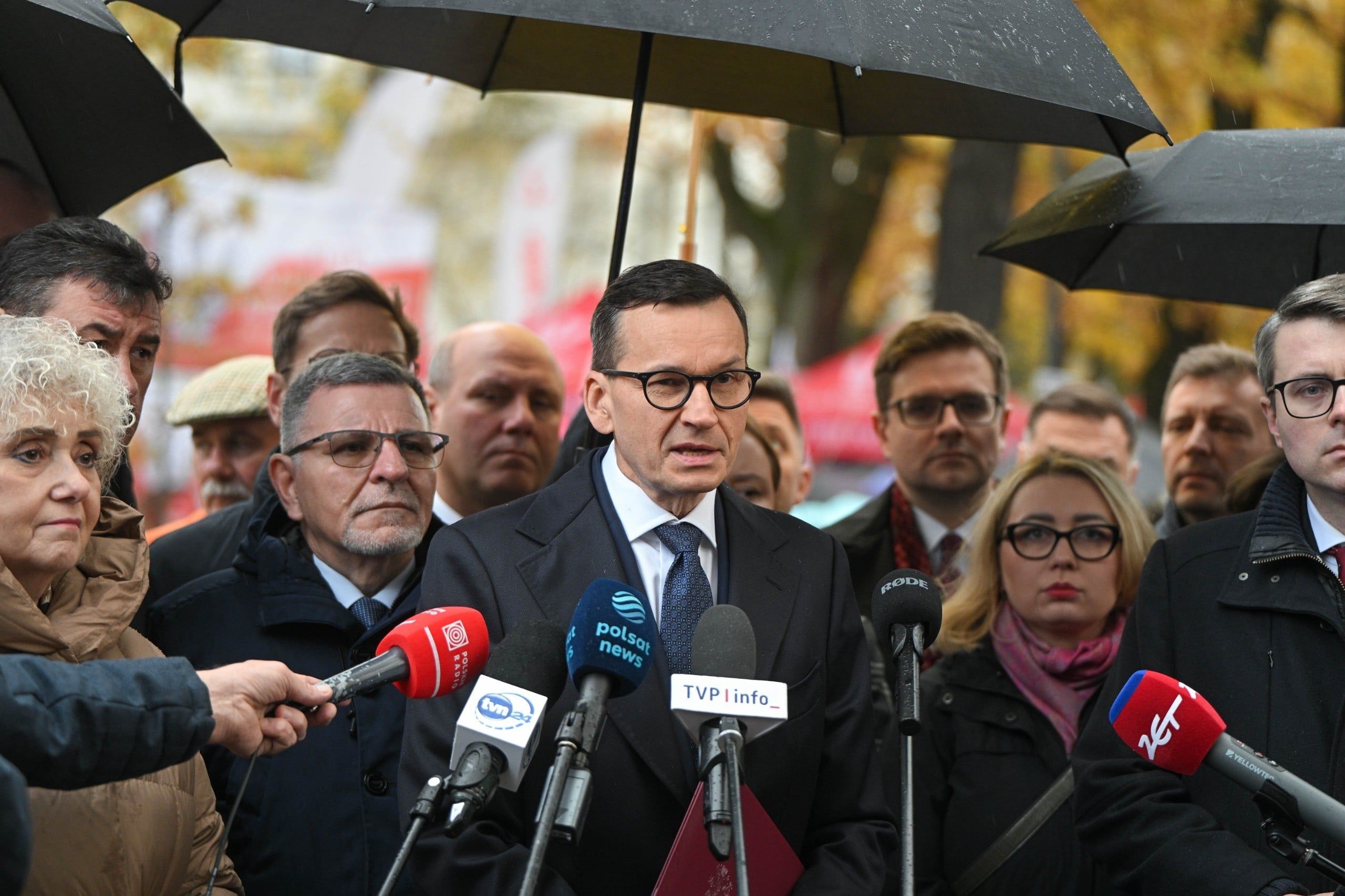 politycy Rozwój Plus przed budynkiem Trybunału Konstytucyjnego
