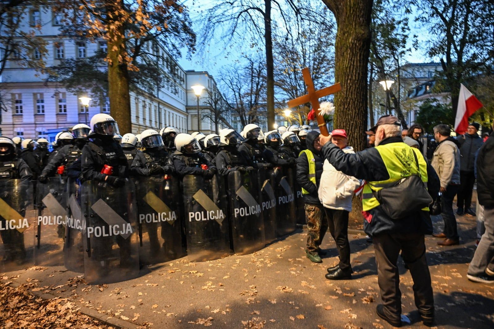 policja przed budynkiem Trybunału Konstytucyjnego