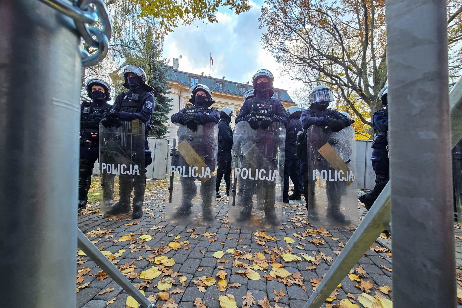 policja przed budynkiem Trybunału Konstytucyjnego