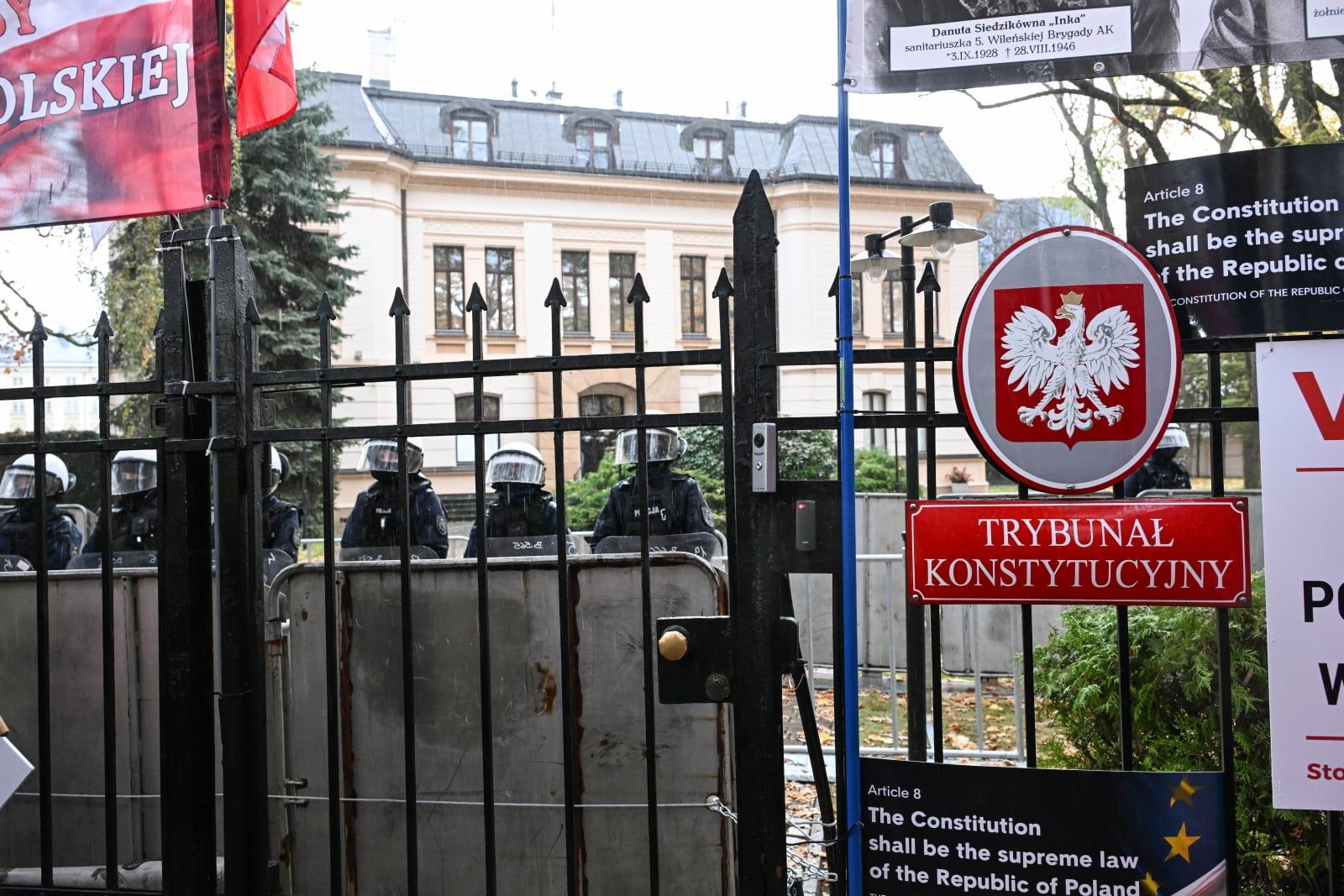 policja przed budynkiem Trybunału Konstytucyjnego