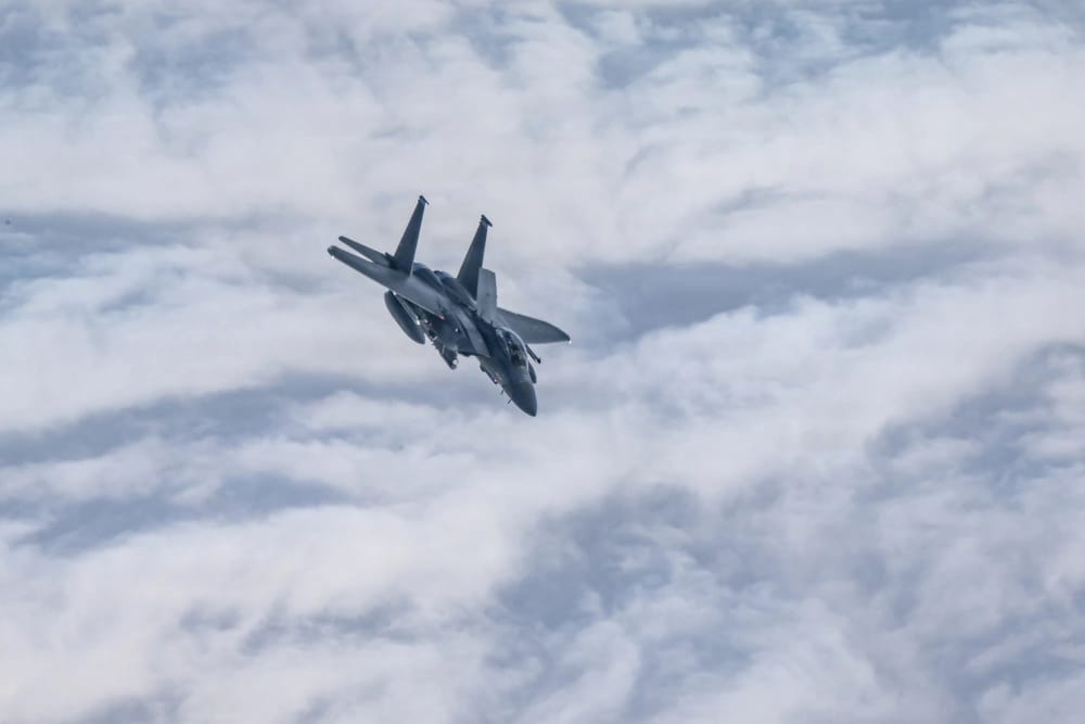 Amerykański F-15E Strike Eagle w locie.
