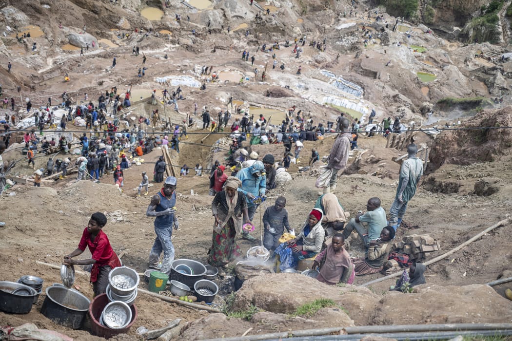 Górnicy w kopalni koltanu w Kongu.
