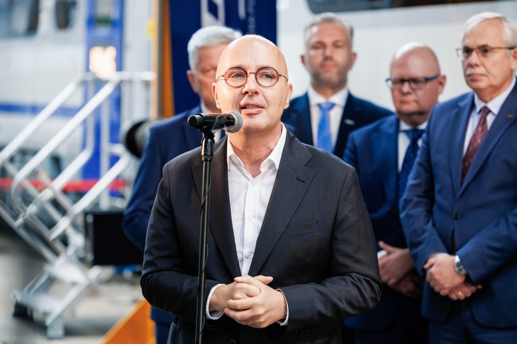 Poseł Robert Kropiwnicki podczas konferencji prasowej.