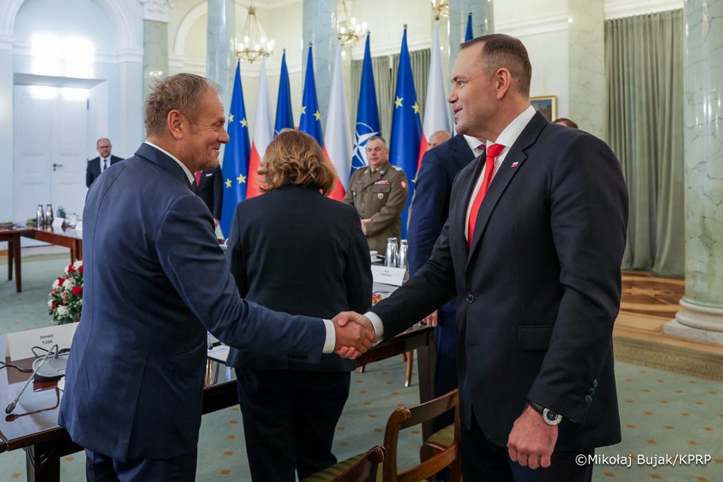 Prezydent Karol Nawrocki witający Donalda Tuska na posiedzeniu Rady Bezpieczeństwa Narodowego. (fot. arch. KPRP/Mikołaj Bujak)